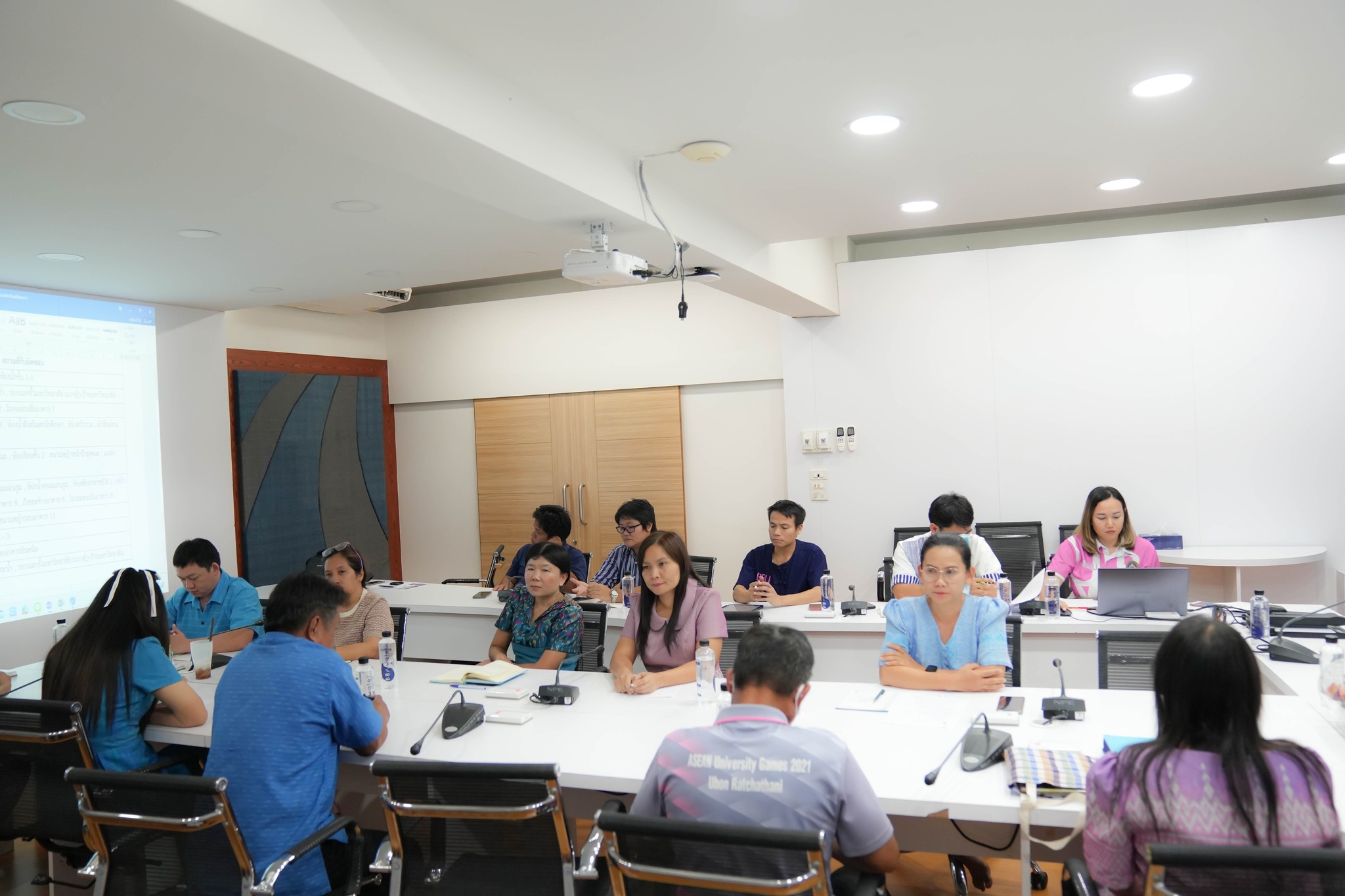 วันศุกร์ที่ 16 กุมภาพันธ์ 2567 รศ.ดร.ประนอม  คำผา คณบดี และ รศ.ดร.ปิยกนิฏฐ์  โชติวนิช  รองคณบดีฝ่ายบริหาร และบุคลากรสำนักงานคณบดีและงานอาคารคณะบริหารธุรกิจและการจัดการ ประชุมเพื่อเตรียมความพร้อมในการรับสมเด็จพระเจ้าลูกเธอ เจ้าฟ้าสิริวัณณวรี นารีรัตนราชกัญ