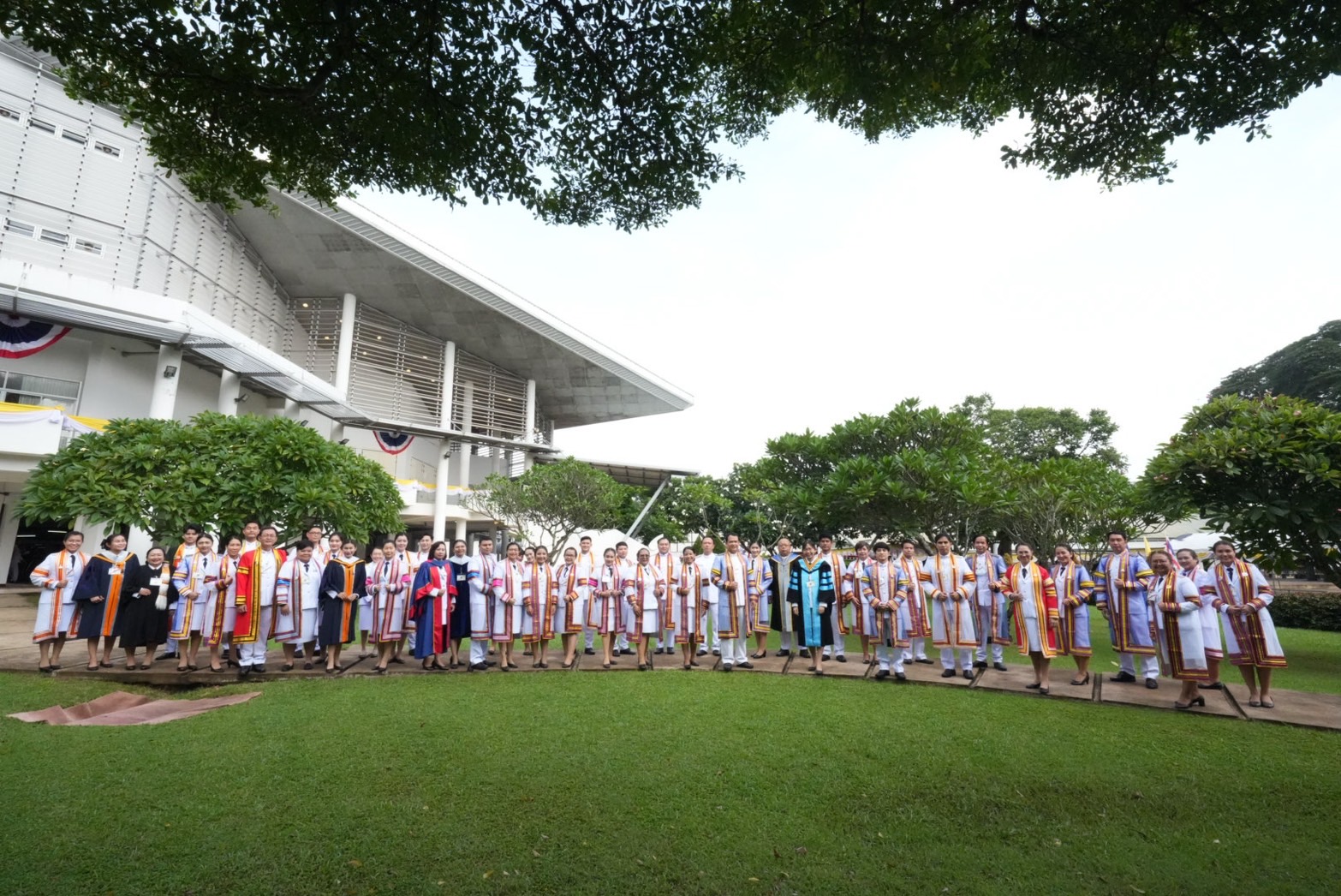 8 ก.ย. 66 ผู้ช่วยศาสตราจารย์ ดร.หทัยรัตน์ ไชยสัตย์ คณบดีคณะบริหารธุรกิจและการจัดการ พร้อมด้วยผู้บริหาร คณาจารย์ ปฏิบัติหน้าที่ในพิธีพระราชทานปริญญาบัตร