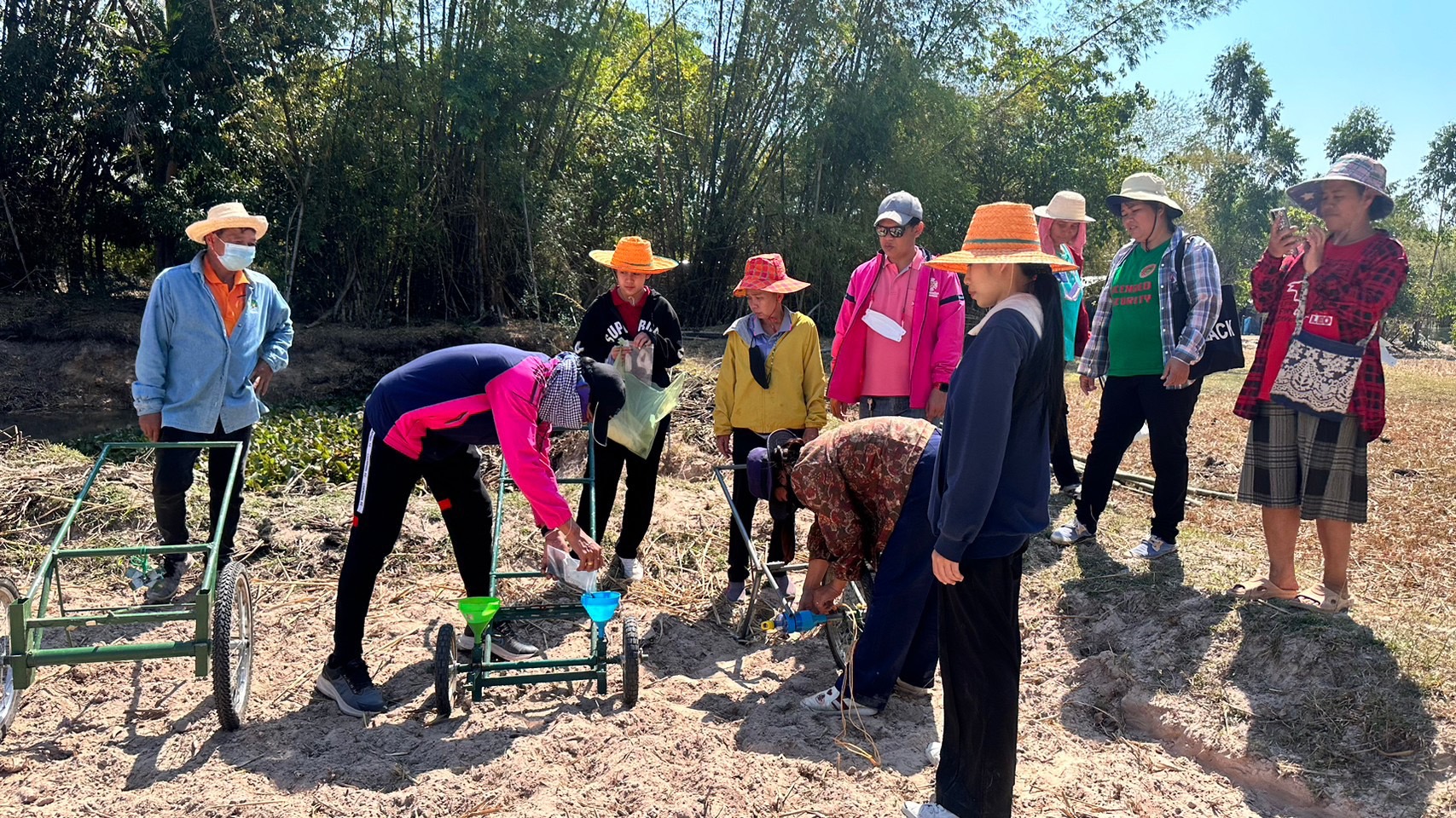 วันที่ 2 ? 3 กุมภาพันธ์ 2566 ลงพื้นที่ลงแปลงปลูกงาดำ