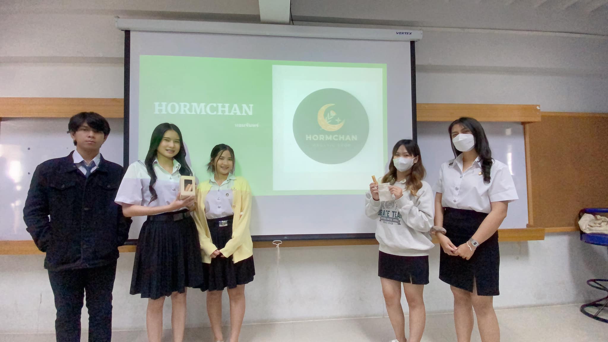 Branding การสร้างและบริหารตราสินค้า เป็นสิ่งที่จำเป็นและสำคัญต่อทุกธุรกิจ เพราะนอกจากจะสร้างความจดจำและทำให้ลูกค้าเกิดความจงรักภักดีแล้ว Branding ยังเป็นสิ่งสำคัญในการเพิ่มคุณค่า และราคาของสินค้าได้อีกด้วย