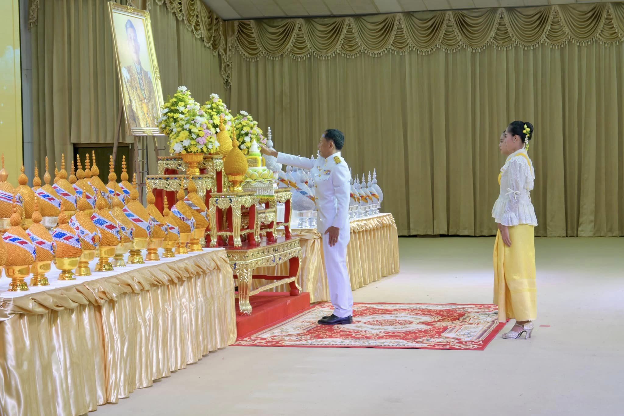 ๒๔ ก.ค. ๖๗ ณ หอประชุมไพรพะยอม รศ.ธรรมรักษ์ ละอองนวล อธิการบดี เป็นประธานในพิธีถวายพระพรชัยมงคลและวางพานพุ่มทอง-พานพุ่มเงิน