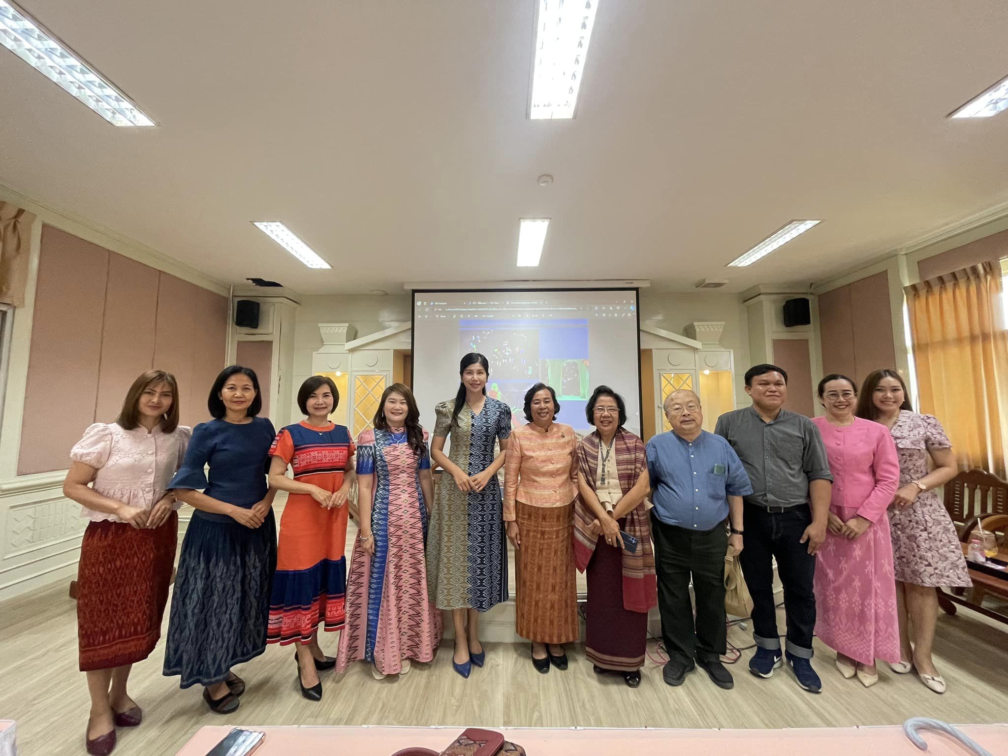 รองศาสตรจารย์ ดร.ประนอม คำผา คณบดีคณะบริหารธุรกิจและการจัดการ มอบหมายให้ รองศาสตราจารย์ ดร.ปิยกนิฏฐ์ โชติวนิช รองคณบดีฝ่ายบริหาร อาจารย์พรชัย วีระนันทาเวทย์ รองคณบดีฝ่ายพัฒนานักศึกษา นำคณาจารย์ บุคลากร และนักศึกษาเข้าร่วมกิจกรรมประชุมวิชาการเรื่อง ?จากอ