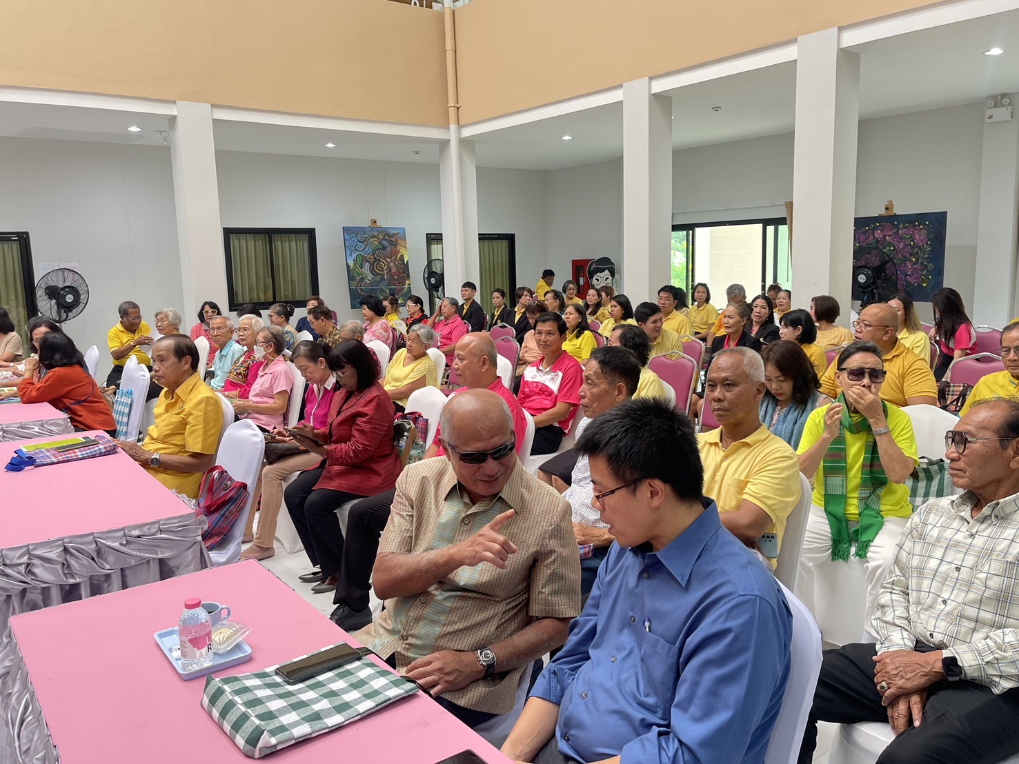 วันจันทร์ที่ ๒๕ มีนาคม พ.ศ. ๒๕๖๗ รองศาสตรจารย์ธรรมรักษ์ ละอองนวล รักษาราชการแทนอธิการบดี ประธานเปิดโครงการให้ความรู้ด้านการรักษาตามศาสตร์แพทย์แผนจีน (การฝังเข็ม) โดย รองศาสตรจารย์ ดร.ประนอม คำผา คณบดีคณะบริหารธุรกิจและการจัดการ มอบหมายให้ รองศาสตราจารย์ ด