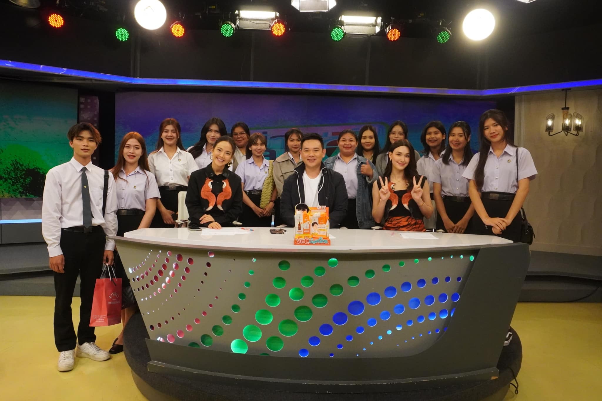 นักศึกษาสาขาวิชานิเทศศาสตร์ คณะบริหารธุรกิจและการจัดการ ใหาวิทยาลัยราชภัฏอุบลราชธานี ศึกษาดูงาน ณ สถานีโทรทัศน์ไทยทีวีสีช่อง 3 อาคารมาลีนนท์ กรุงเทพมหานคร ในรายการข่าวสามสี 28 กุมภาพันธ์ 2567