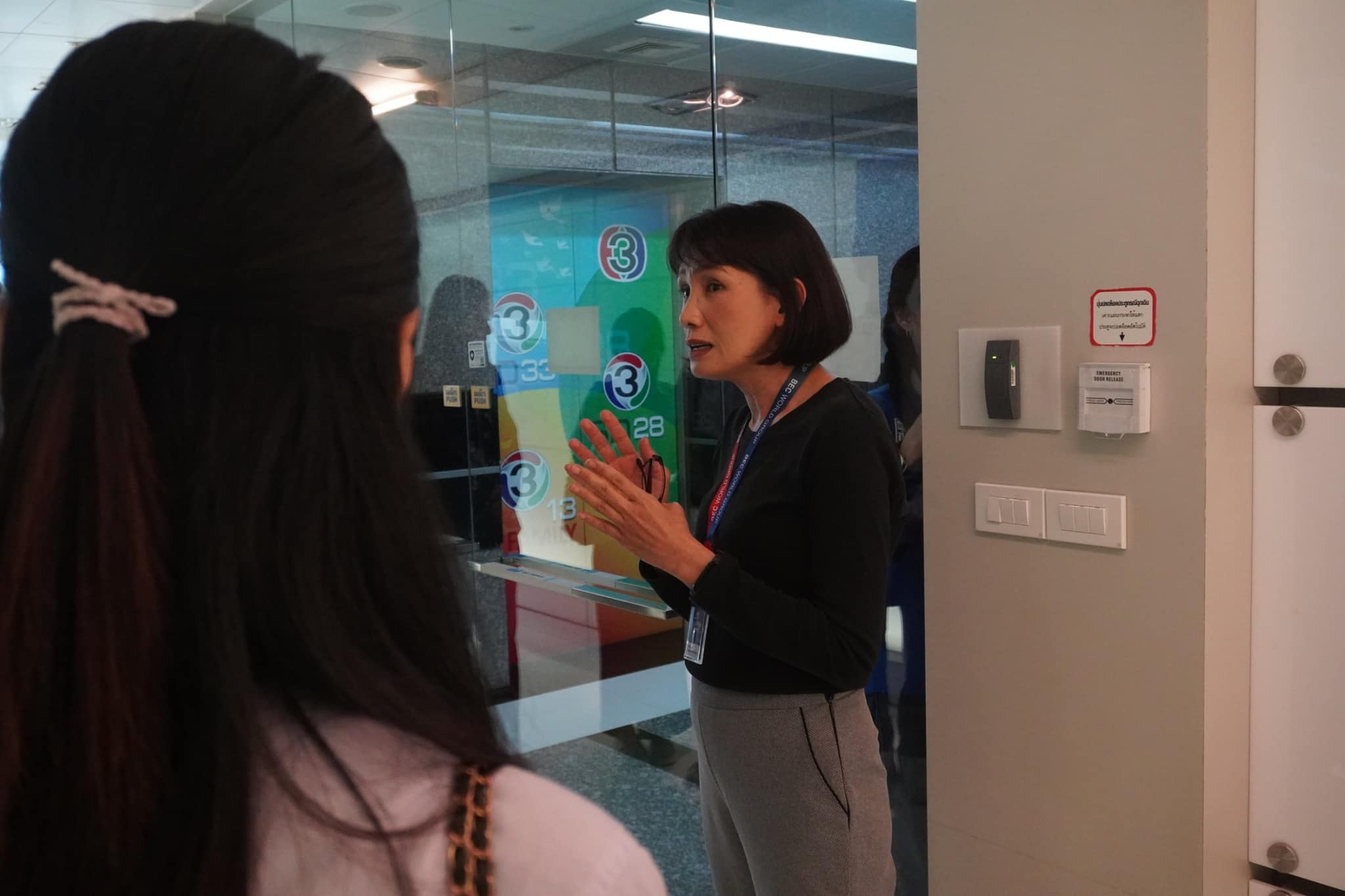 นักศึกษาสาขาวิชานิเทศศาสตร์ คณะบริหารธุรกิจและการจัดการ ใหาวิทยาลัยราชภัฏอุบลราชธานี ศึกษาดูงาน ณ สถานีโทรทัศน์ไทยทีวีสีช่อง 3 อาคารมาลีนนท์ กรุงเทพมหานคร ในรายการข่าวสามสี 28 กุมภาพันธ์ 2567