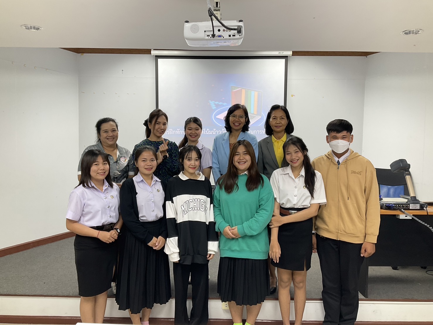 กิจกรรมโครงการสัมมนาการฝึกทักษะการพูดโน้มน้าววัยรุ่นยุคใหม่ในการทำธุรกิจ กิจกรรมโครงการสัมมนาการฝึกทักษะการพูดโน้มน้าววัยรุ่นยุคใหม่ในการทำธุรกิจ