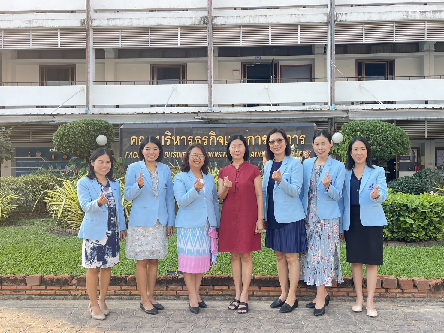 วันที่ 1 ก.พ. 67 นำโดย ผศ.ดร.หทัยรัตน์ ไชยสัตย์ และคณาจารย์ ร่วมแสดงความยินดีกับ รศ.ดร.ประนอม คำผา ที่ดำรงตำแหน่ง คณบดีคณะบริหารธุรกิจและการจัดการ มหาวิทยาลัยราชภัฏอุบลราชธานี ---------------- #คณะบริหารธุรกิจและการจัดการ #มหาวิทยาลัยราชภัฏอุบลราชธานี