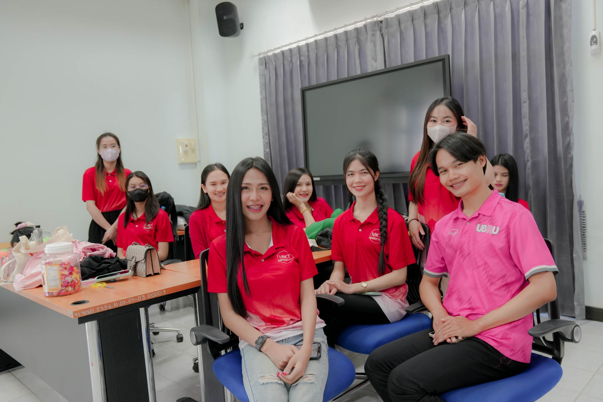 วันที่ 26 มกราคม 2567 คณะบริหารธุรกิจและการจัดการ มหาวิทยาลัยราชภัฏอุบลราชธานี ร่วมกับ โรงเรียนนารีนุกูล จัดกิจกรรมอบรมการขายออนไลน์ทางรอดธุรกิจที่ยังยืน เพื่อส่งเสริมความร่วมมือทางด้านวิชาการ และการดำเนินกิจกรรมร่วมกัน