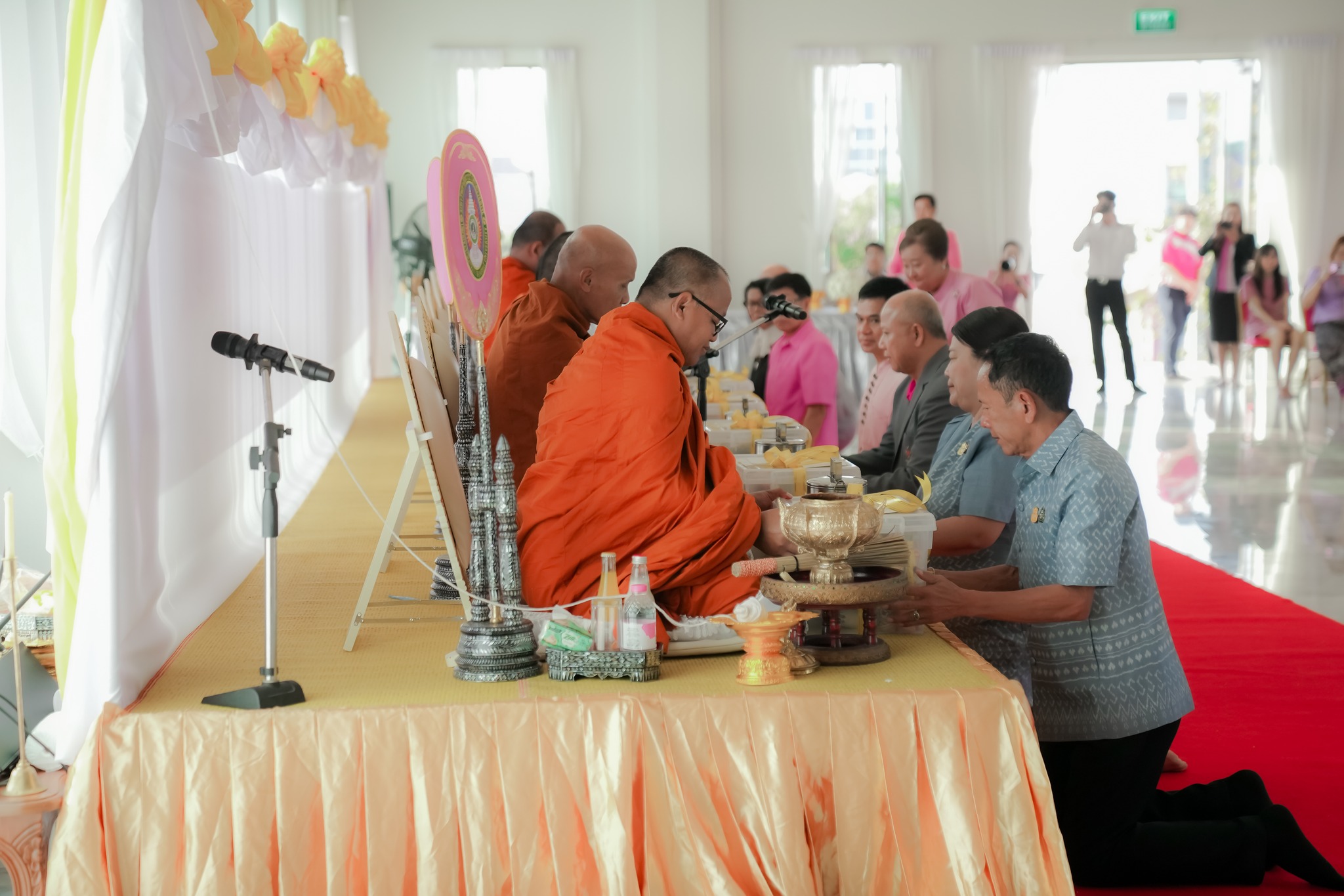 วันที่ ๑๔ ก.พ. ๖๗ รศ.ธรรมรักษ์ ละอองนวล รักษาราชการแทนอธิการบดี เป็นประธานพิธีทำบุญตักบาตร เนื่องในโอกาสครบรอบ ๓๒ ปี วันพระราชทานนาม ?ราชภัฏ? วันที่ ๑๔ กุมภาพันธ์ ๒๕๖๗ โดย รศ.ดร.ประนอม คำผา คณบดีคณะบริหารธุรกิจและการจัดการ พร้อมด้วยผู้บริหาร คณาจารย์ เข้