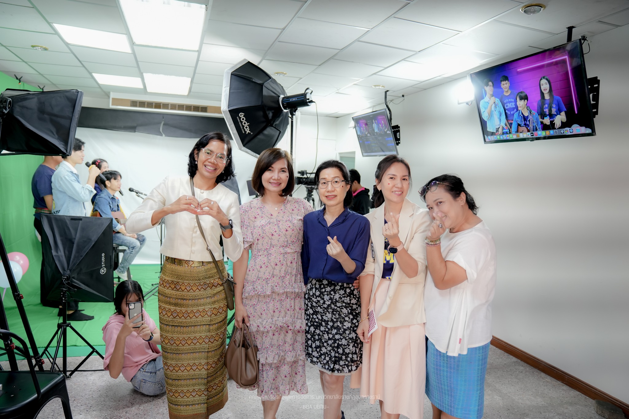 วันที่ 13 ก.พ. 67 สาขาวิชาการจัดการการค้าและการเป็นผู้ประกอบการ คณะบริหารธุรกิจและการจัดการ มหาวิทยาลัยราชภัฏอุบลราชธานี โดย ผศ.ดร.วลัยพร สุขปลั่ง ประธานกรรมการบริหารหลักสูตร พร้อมด้วยคณาจารย์และนักศึกษา จัดกิจกรรมไลฟ์สด CME Valentine?s Day แนะนำสาขาพร้อม