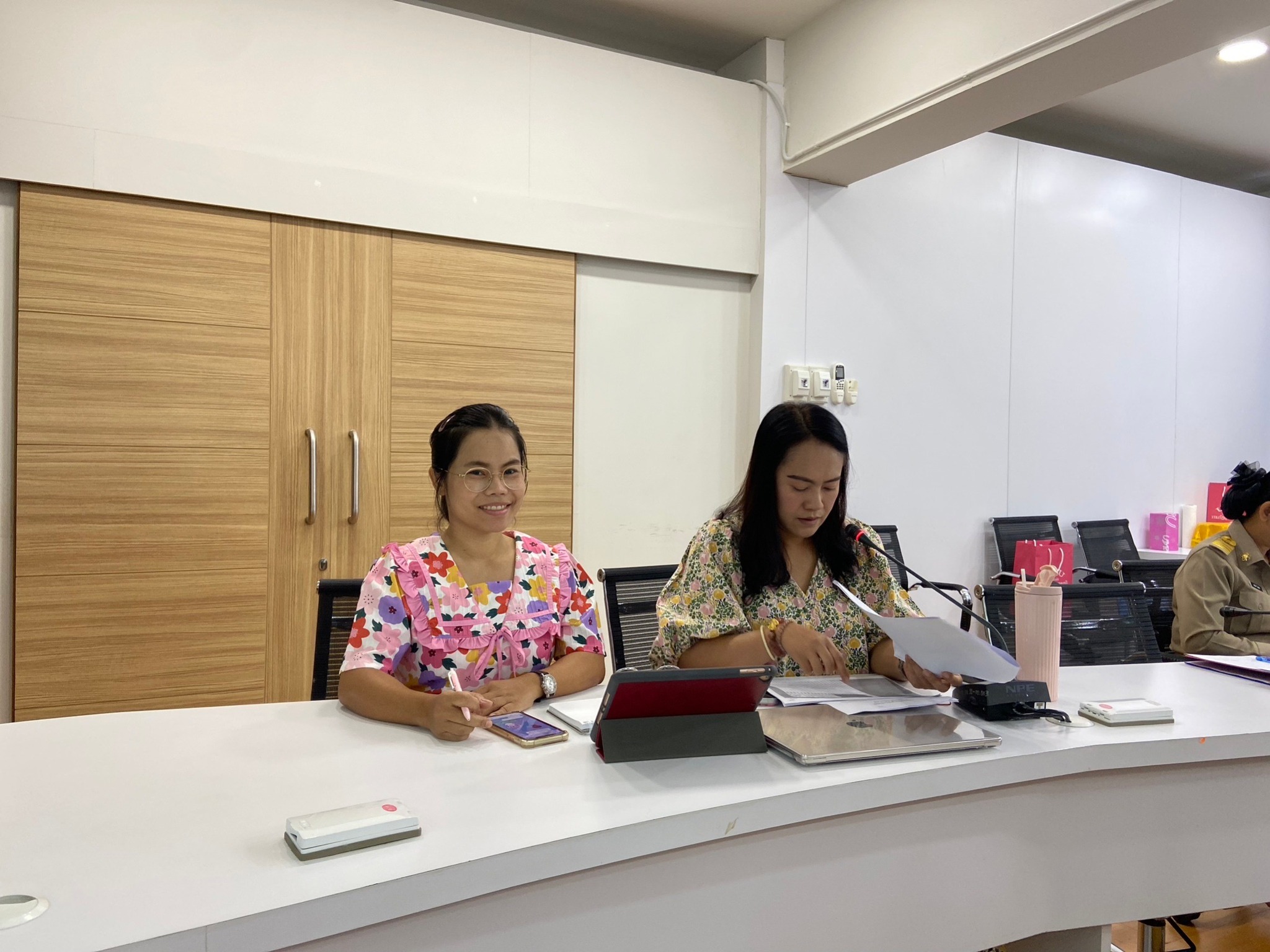 วันอังคารที่ 27 กุมภาพันธ์ 2567 เวลา 09.00 น. รองศาสตราจารย์ ดร.ประนอม คำผา คณบดีคณะบริหารธุรกิจและการจัดการ ประธานกรรมการคณะกรรมการประจำคณะ ดำเนินการจัดประชุมคณะกรรมการประจำคณะบริหารธุรกิจและการจัดการ ครั้งที่ 1/2567 เพื่อพิจารณาวาระต่าง ๆ รวมถึงเสนอนโยบ