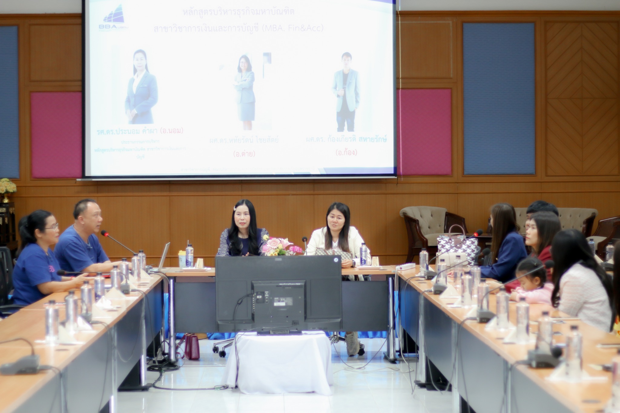 วันที่ 26 ม.ค. 67 ผศ.ดร.ประไพพิศ เลียบสื่อตระกูล รองคณบดีฝ่ายวิชาการ พร้อมด้วยคณาจารย์หลักสูตรบัญชีบัณฑิต และสาขาวิชาการบัญชี ร่วมต้อนรับคณะศึกษาดูงานจากวิทยาลัยเทคโนโลยีศรีพิพัฒน์อินเตอร์ ณ ห้องประชุมชั้น 3 อาคารอินทนิล คณะบริหารธุรกิจและการจัดการ มหาวิ