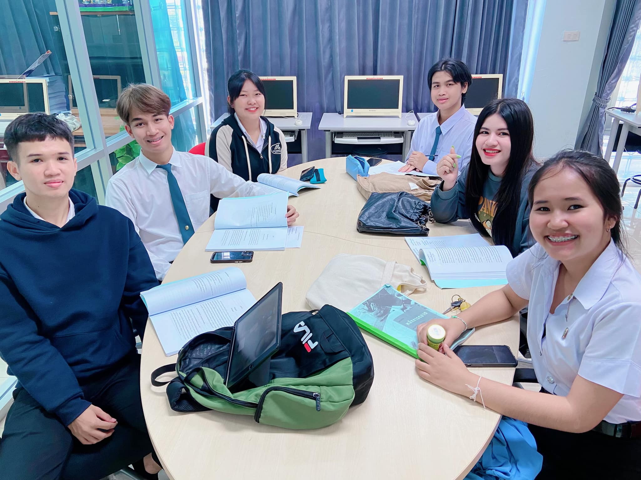 อ่านหนังสือจะได้ความรู้ แต่อ่านใจเราดูอะจะได้ความรัก สอบวันที่ 4 แล้ว ห้องสมุดเรายังคึกคักทุกวันเล๊ยยยย พรุ่งนี้สอบวันสุดท้าย อย่าลืมแวะมานั่งอ่านหนังสือด้วยกันน๊าาาาาา สอบปลายภาคของนักศึกษามหาวิทยาลัยราชภัฏอุบลราชธานี อ่านหนังสือจะได้ความรู้ แต่อ่านใจเ