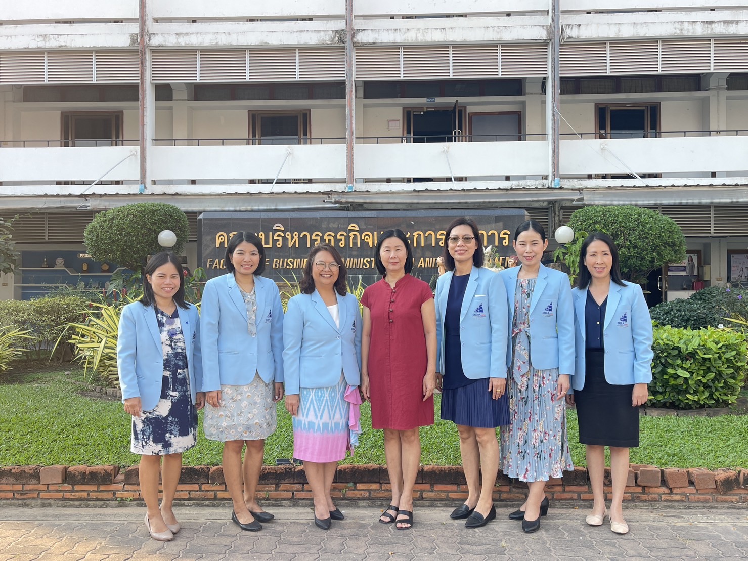 วันที่ 1 ก.พ. 67 นำโดย ผศ.ดร.หทัยรัตน์ ไชยสัตย์ และคณาจารย์ ร่วมแสดงความยินดีกับ รศ.ดร.ประนอม คำผา ที่ดำรงตำแหน่ง คณบดีคณะบริหารธุรกิจและการจัดการ มหาวิทยาลัยราชภัฏอุบลราชธานี ---------------- #คณะบริหารธุรกิจและการจัดการ #มหาวิทยาลัยราชภัฏอุบลราชธานี