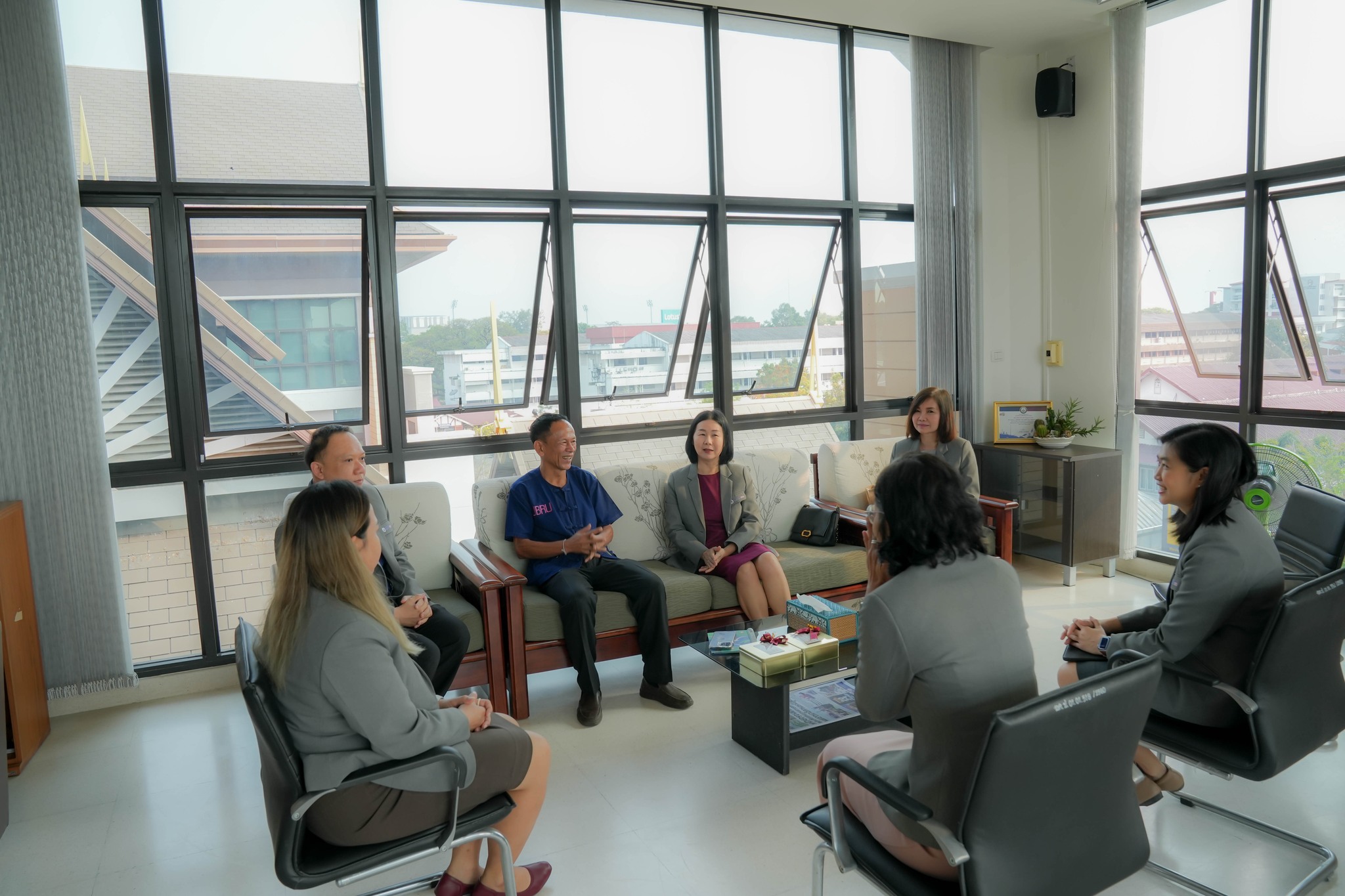 วันที่ 9 ก.พ. 67 รศ.ธรรมรักษ์ ละอองนวล รักษาราชการแทนอธิการบดี มหาวิทยาลัยราชภัฏอุบลราชธานี มอบนโยบายในการดำเนินงาน โดย รศ.ดร.ประนอมคำผา คณบดี พร้อมด้วยผู้บริหาร คณะบริหารธุรกิจและการจัดการ รับฟังนโยบายเพื่อพัฒนาคณะฯสู่เป้าหมาย เพื่อดำเนินงานอย่างมีประสิท