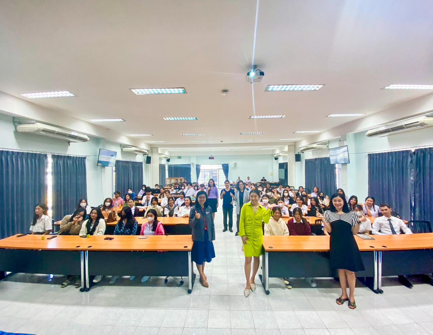 ช่วงเช้าวันนี้ไอราและคุณเมย์ได้มีโอกาสไปแบ่งปันเรื่องการทำการตลาดแบบยั่งยืนให้กับนักศึกษาชั้นปีที่ 2 และ 3 ของสาขาการจัดการระหว่างประเทศ คณะบริหารธุรกิจและการจัดการ แห่งมหาวิทยาลัยราชภัฏอุบลราชธานี