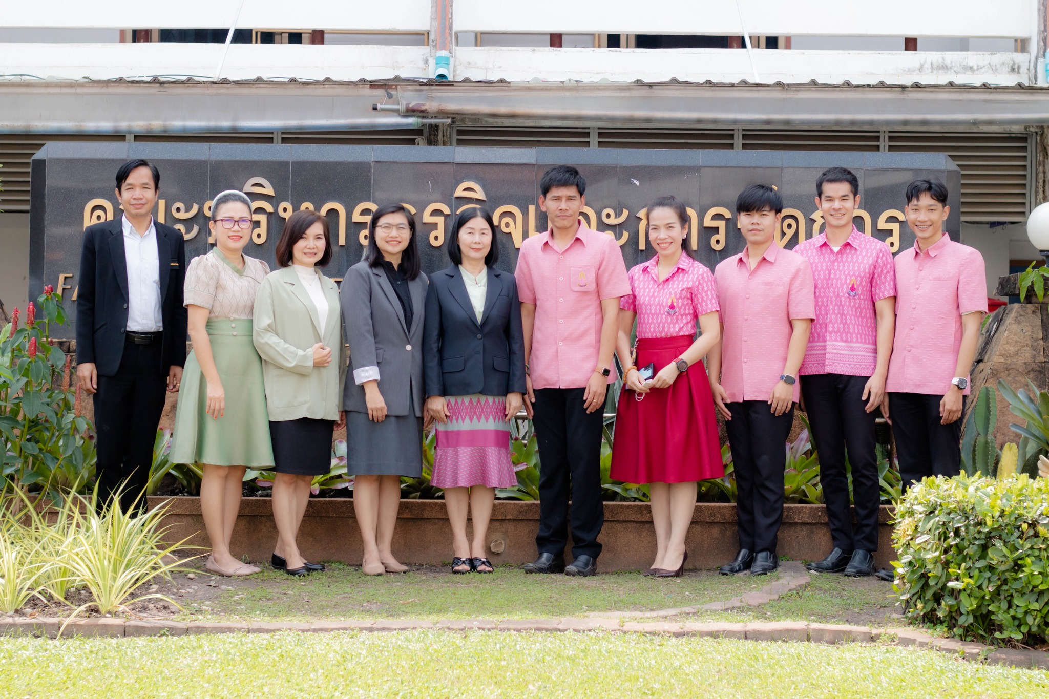 วันที่ 21 ก.พ. 67 รศ.ดร.ประนอม คำผา คณบดีคณะบริหารธุรกิจและการจัดการ พร้อมด้วยผู้บริหาร คณาจารย์ ร่วมต้อนรับอาจารย์และบุคลากร จากโรงเรียนนารีนุกูล โดยร่วมเสนอแลกเปลี่ยนแนวทางการจัดการเรียนการสอนแบบบูรณาการ พร้อมส่งเสริมความร่วมมือทางด้านวิชาการ และการดำเน