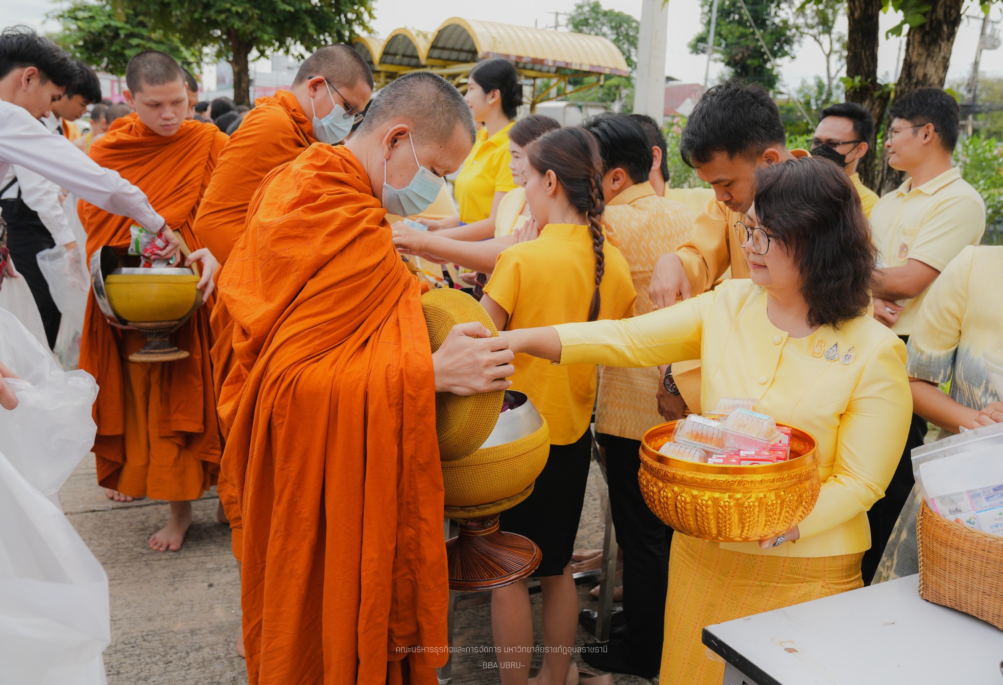 พิธีทำบุญตักบาตรถวายพระราชกุศล เนื่องในวันนวมินทรมหาราช