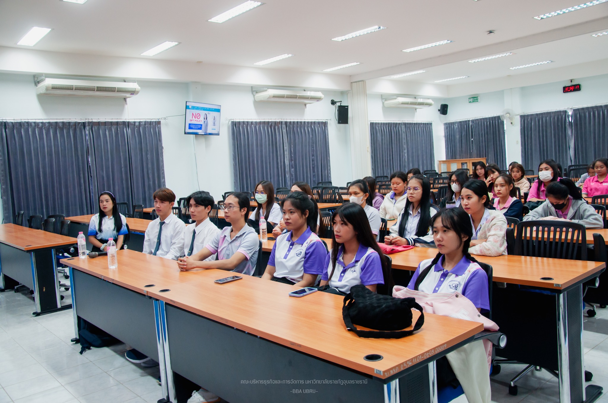 วันที่ 24 พ.ย. 66 คณะบริหารธุรกิจและการจัดการ มหาวิทยาลัยราชภัฏอุบลราชธานี จัดกิจกรรมอบรมพัฒนาศักยภาพนักศึกษาสู่อาชีพเป้าหมาย กับการทำงานกับสถานประกอบการชั้นนำ วิทยากรโดย คุณไชโย เลิศอริยกุล