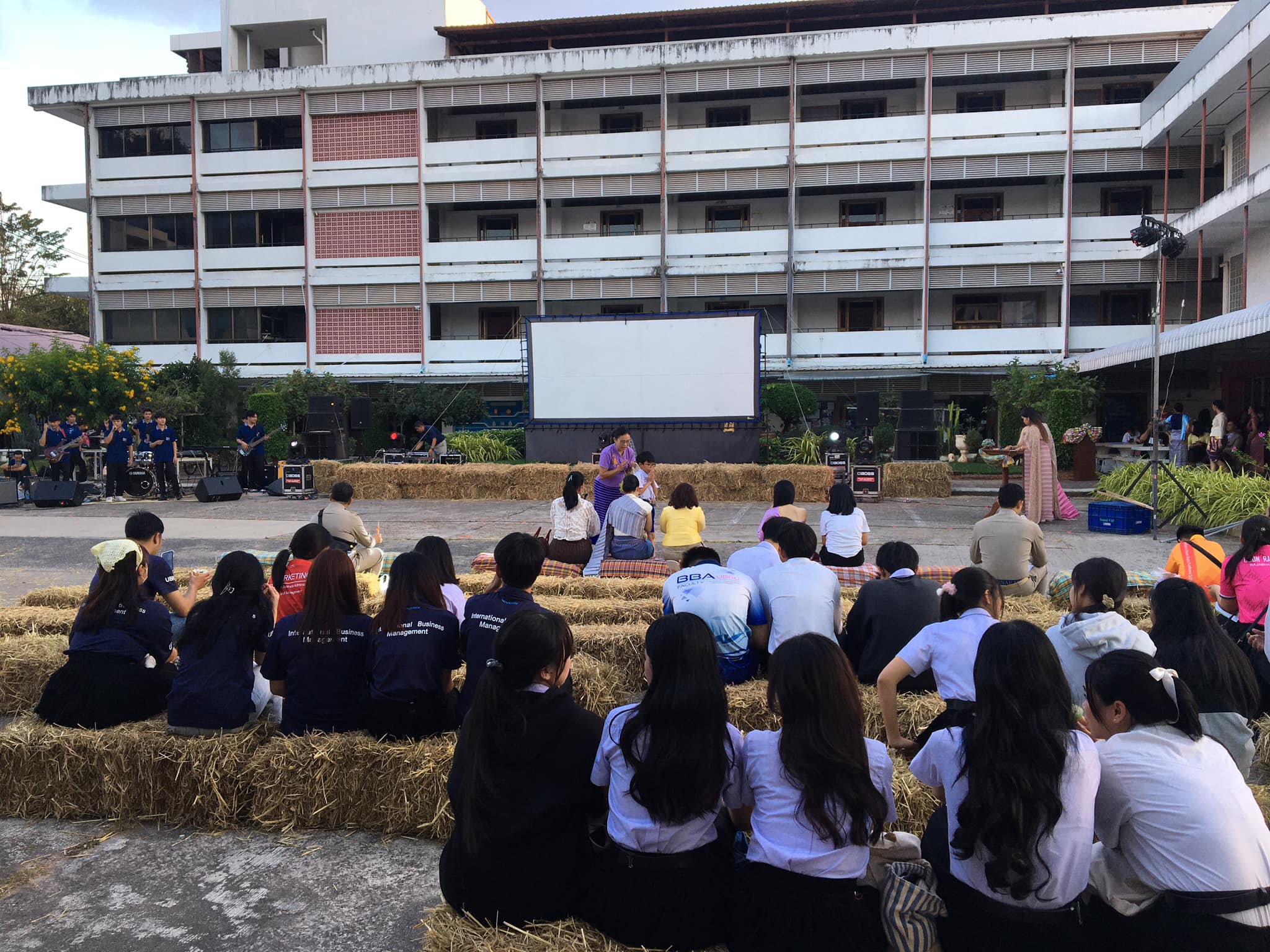 เริ่มแล้ววววววจ้าาาาา บุญบ้านเฮา มันต้องยิ่งใหญ่ . พบกับ - การแสดงละครเวทีและภาพยนตร์กางแปลงโดยนักศึกษาสาขาวิชานิเทศศาสตร์ และการแสดงดนตรีจากสาขาวิชาดนตรี - การออกร้านและสินค้าท้องถิ่น - การแต่งกายชุดไทยย้อนยุค/ไทยอีสาน