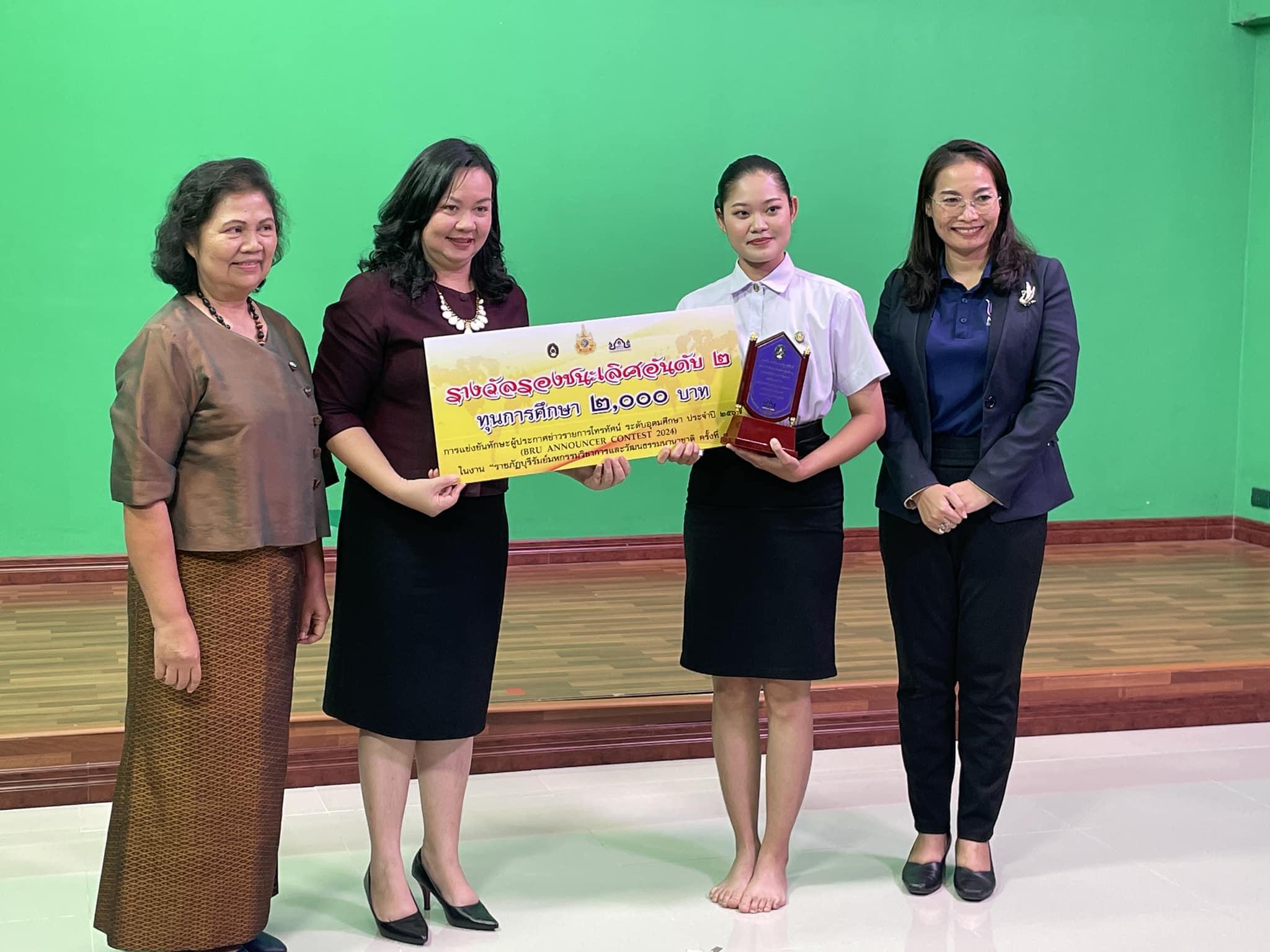 นางสาวจิราพร แก้วมาลา นศ.สาขาวิชานิเทศศาสตร์ คณะบริหารธุรกิจและการจัดการ มหาวิทยาลัยราชภัฏอุบลราชธานี รับรางวัลรองชนะเลิศ อันดับ 2 ในการแข่งขันผู้ประกาศข่าวรายการโทรทัศน์ระดับอุดมศึกษาประจำปี 2567 ในงาน?ราชภัฏบุรีรัมย์มหกรรมวิชาการและวัฒนธรรมนานาชาติคร