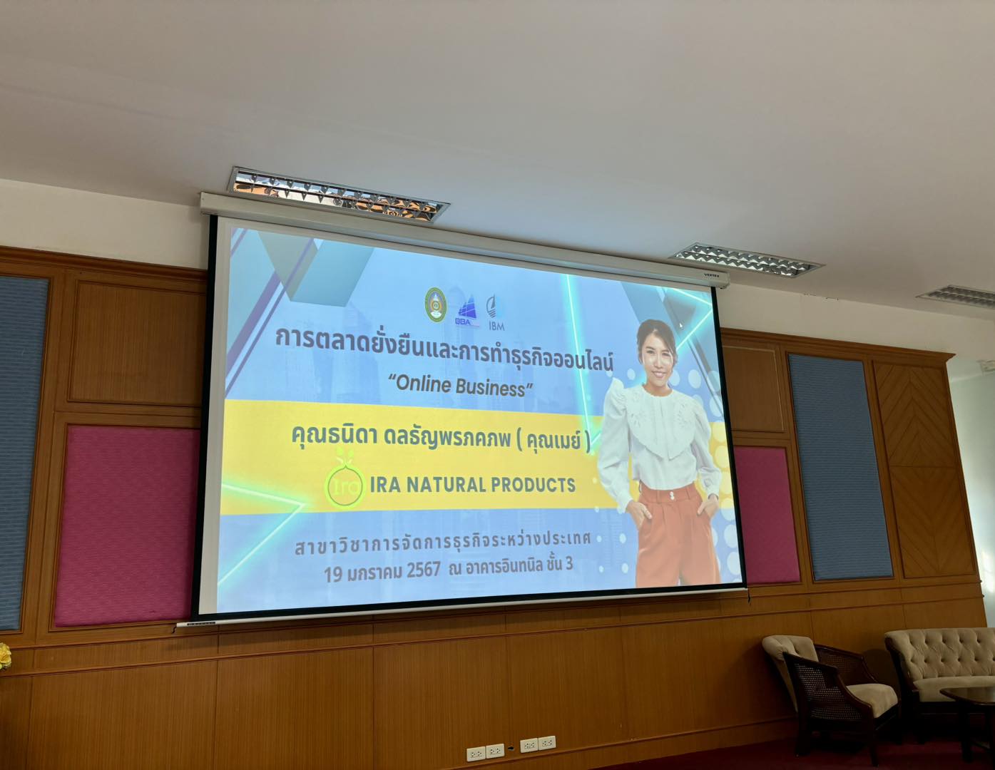 ช่วงเช้าวันนี้ไอราและคุณเมย์ได้มีโอกาสไปแบ่งปันเรื่องการทำการตลาดแบบยั่งยืนให้กับนักศึกษาชั้นปีที่ 2 และ 3 ของสาขาการจัดการระหว่างประเทศ คณะบริหารธุรกิจและการจัดการ แห่งมหาวิทยาลัยราชภัฏอุบลราชธานี