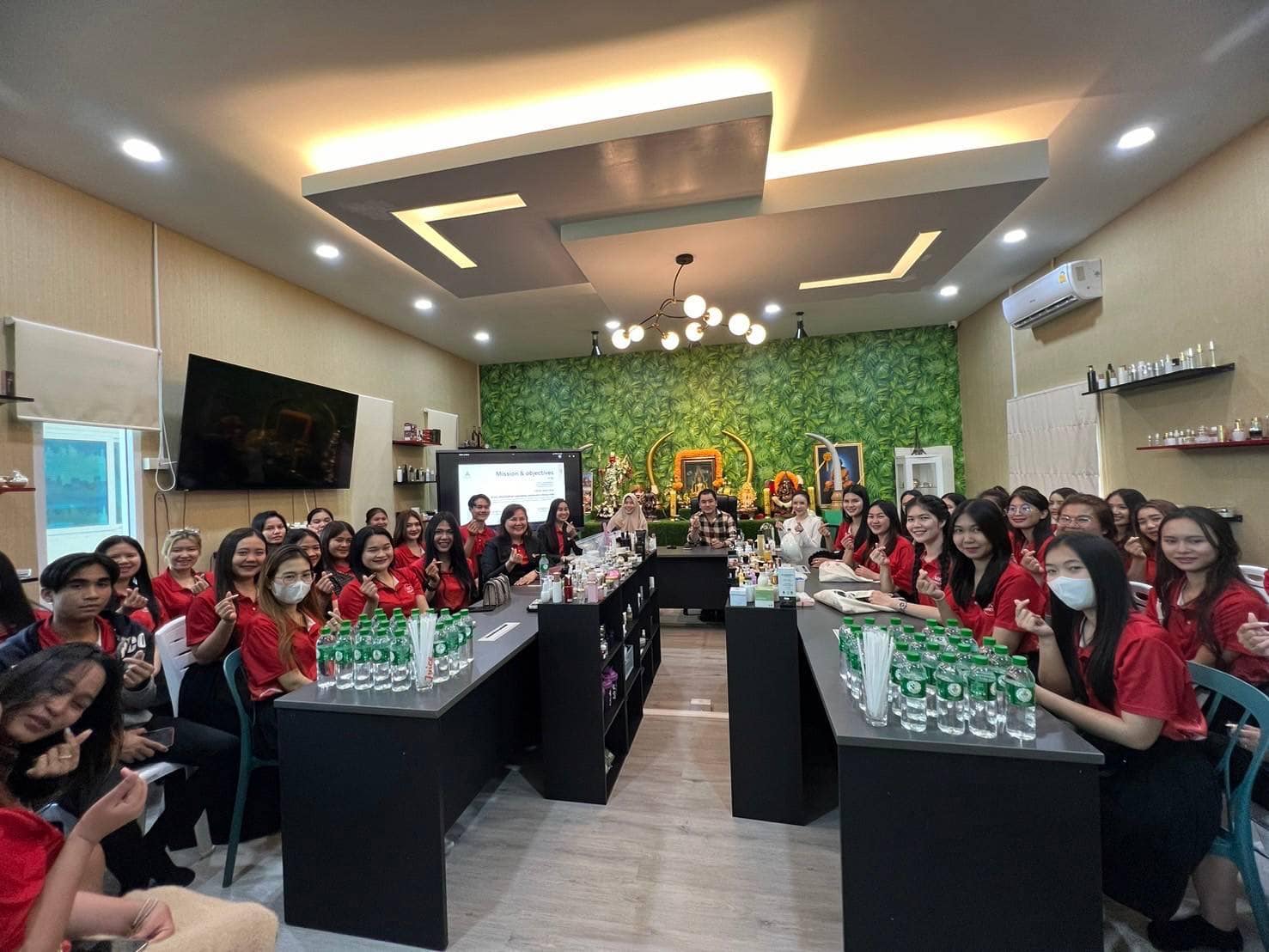 Marketing field study @ บริษัท บิวตี้ ดาราอินเตอร์เทรด จำกัด บริษัท OEM ชั้นนำ ที่มุ่งเน้นการทำธุรกิจอย่างมีจริยธรรม ทำให้เราได้เรียนรู้การตลาด การทำธุรกิจ B2B ผ่านการสร้างตัวตน (Personal Branding)