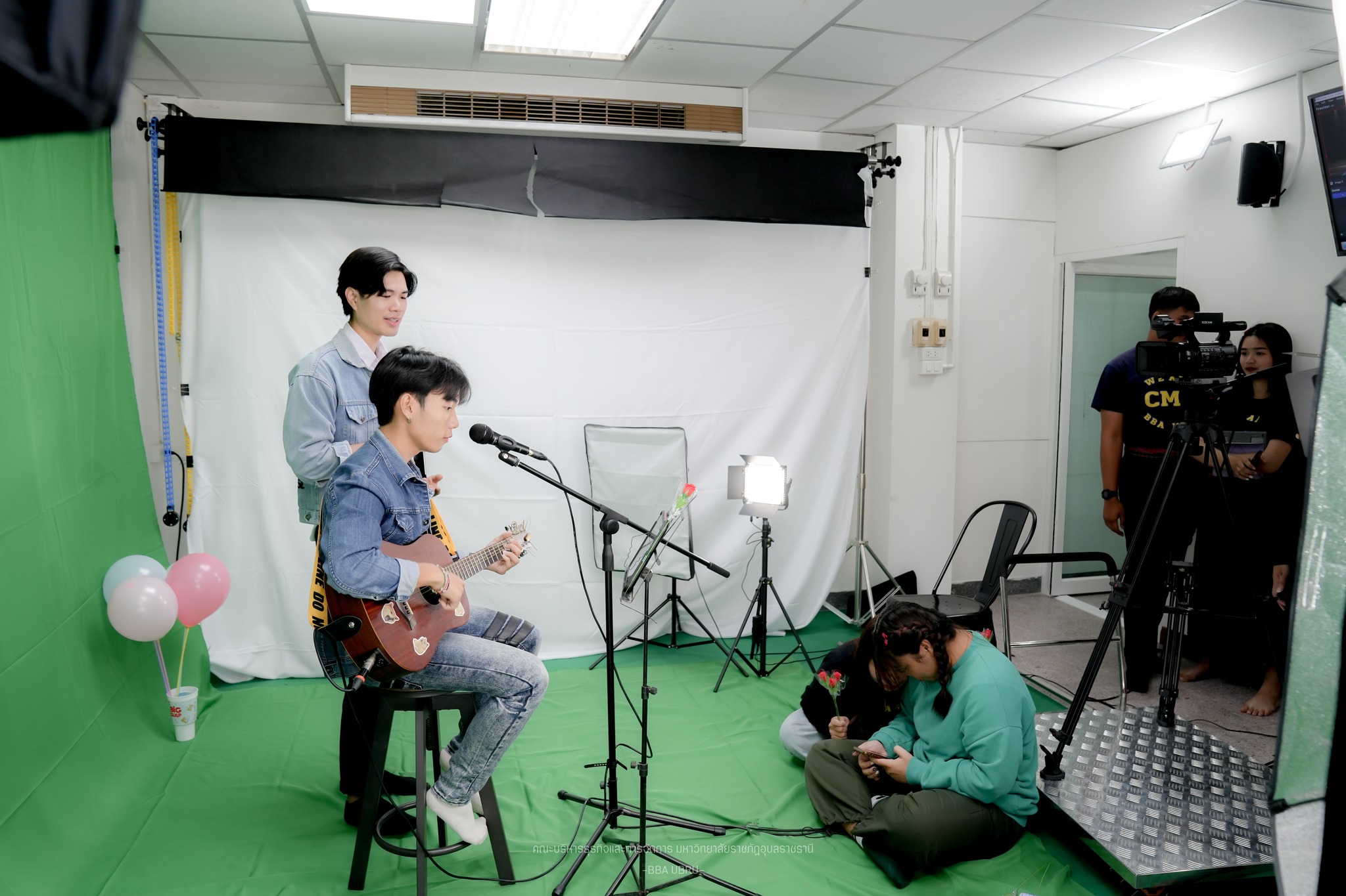 วันที่ 13 ก.พ. 67 สาขาวิชาการจัดการการค้าและการเป็นผู้ประกอบการ คณะบริหารธุรกิจและการจัดการ มหาวิทยาลัยราชภัฏอุบลราชธานี โดย ผศ.ดร.วลัยพร สุขปลั่ง ประธานกรรมการบริหารหลักสูตร พร้อมด้วยคณาจารย์และนักศึกษา จัดกิจกรรมไลฟ์สด CME Valentine?s Day แนะนำสาขาพร้อม