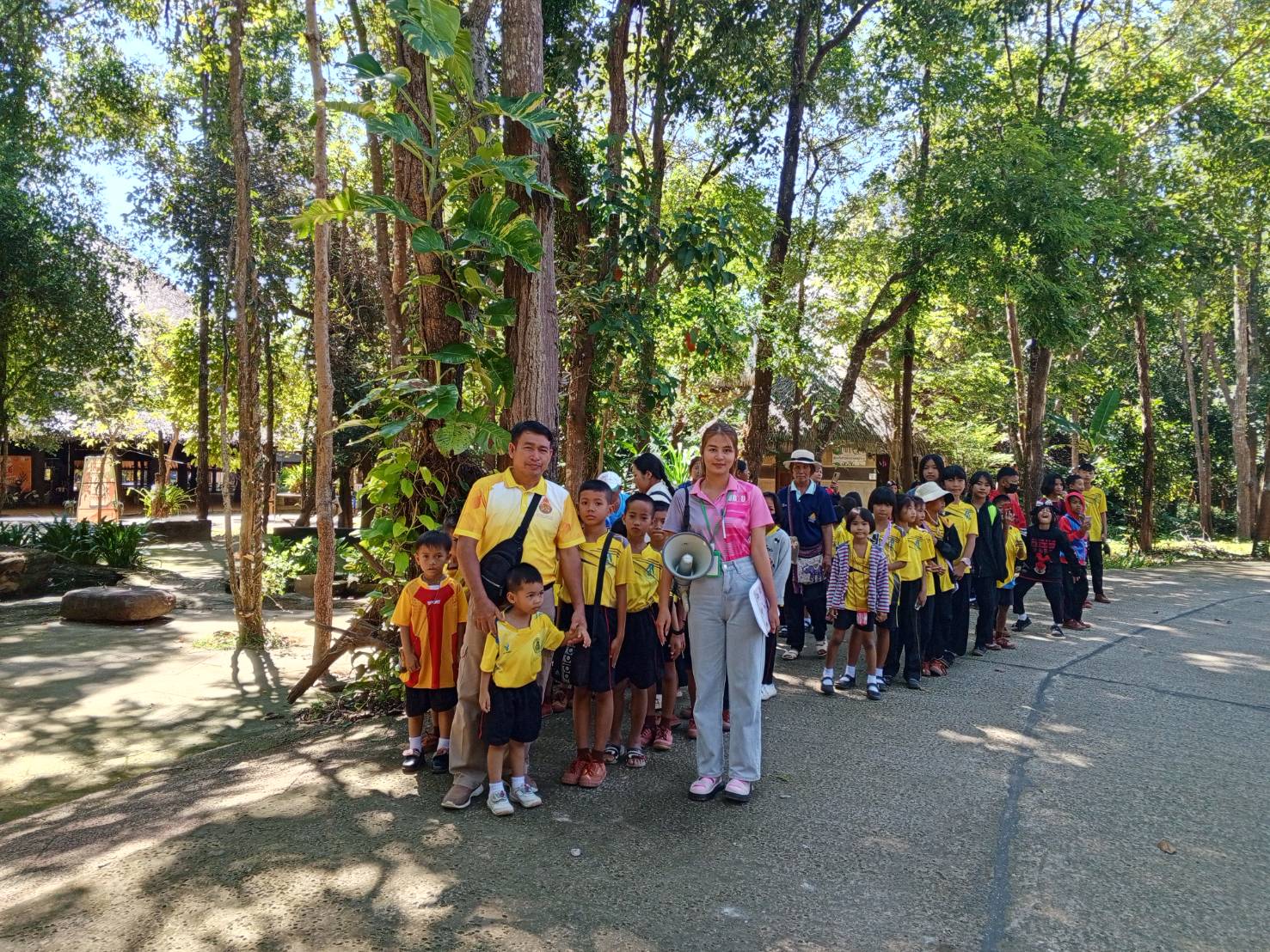 นักศึกษาคณะบริหารธุรกิจและการจัดการ มหาวิทยาลัยราชภัฏอุบลราชธานี ปฏิบัติหน้าที่ไกด์อาสา