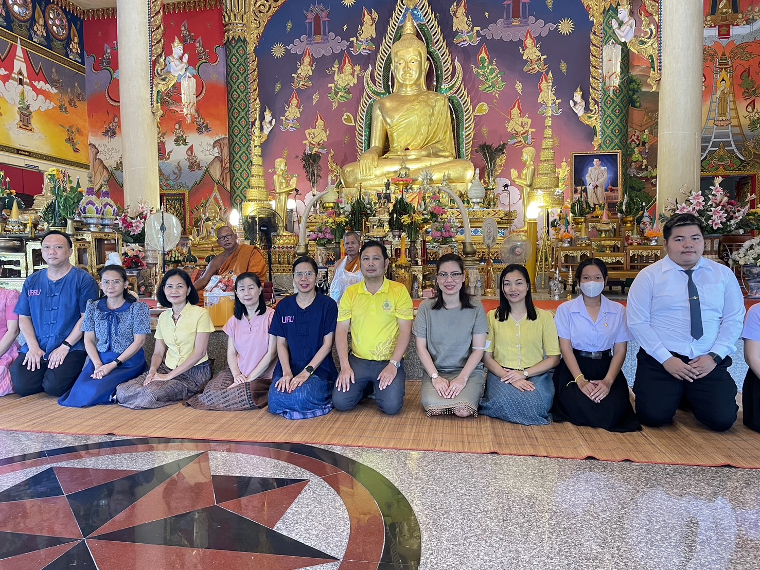 12 กรกฎาคม 67 ณ วัดศรีแสงทอง ทำบุญถวายเทียนพรรษา ถวายสังฆทาน และถวายภัตตาหารเพล