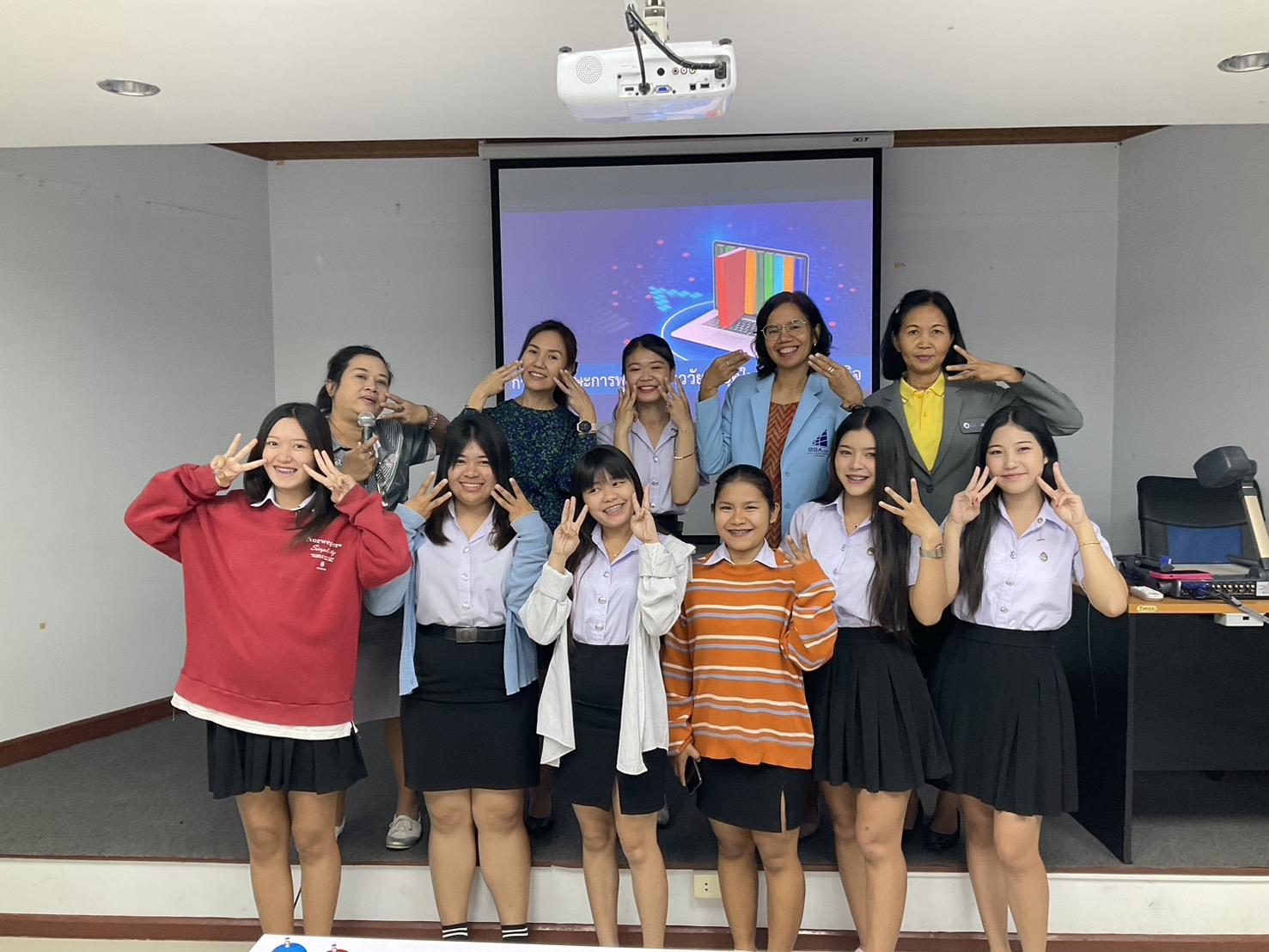 กิจกรรมโครงการสัมมนาการฝึกทักษะการพูดโน้มน้าววัยรุ่นยุคใหม่ในการทำธุรกิจ กิจกรรมโครงการสัมมนาการฝึกทักษะการพูดโน้มน้าววัยรุ่นยุคใหม่ในการทำธุรกิจ