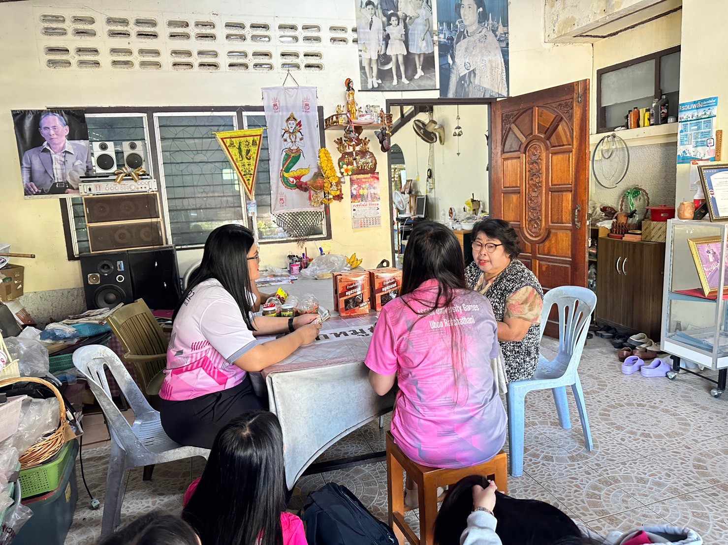 วันเสาร์ที่ 27 มกราคม 2567 ในรายวิชาการตลาดสำหรับธุรกิจชุมชน อาจารย์ผู้สอน ผศ.ดร.บุษยมาส ชื่นเย็น ได้มีโอกาสสำรวจปัญหาวิสาหกิจชุมชนหมูสวรรค์ เจ๊เล็ก ที่อยู่ เลขที่ 483/5 หมู่ที่ 4 ถ.ชยางกรู ต.ขามใหญ่ อ.เมือง จ.อุบลราชธานี