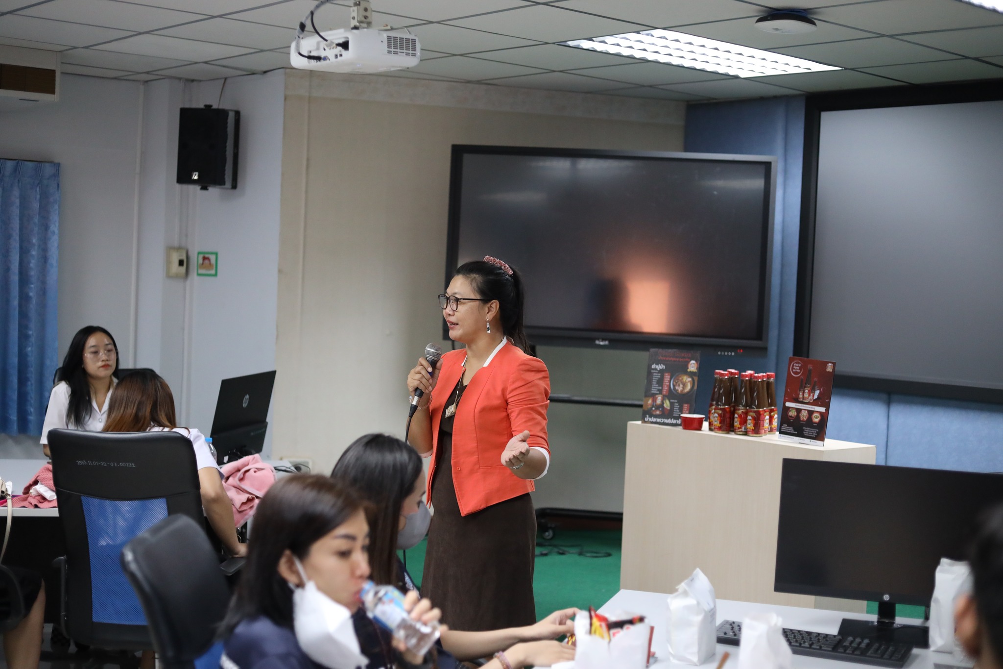 วันที่ 8 พ.ย 65 ณ คณะบริหารธูุรกิจและการจัดการ มรภ.อบ:IBM Show Case :การจัดการธุรกิจระหว่างประเทศ การทำธุรกิจเพื่อส่งออกไปยังต่างประเทศ สมัยนี้มันเริศศ... ฮู้ยู้บ่ การที่มีธุรกิจเป็นของตัวเองและมีวิธีการจัดจำหน่ายในต่างประเทศ เราก็สอนนะ!!