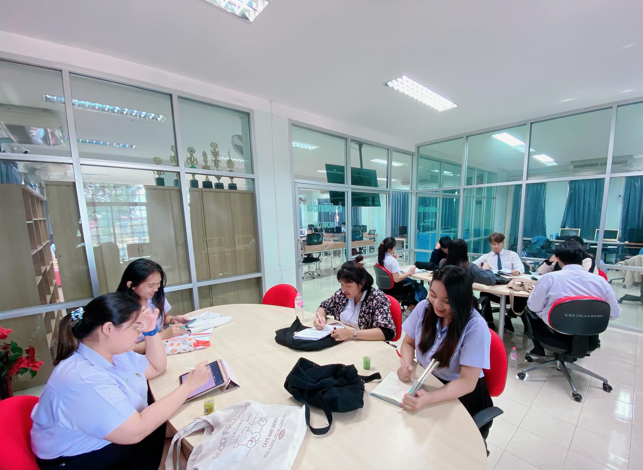 อ่านหนังสือจะได้ความรู้ แต่อ่านใจเราดูอะจะได้ความรัก สอบวันที่ 4 แล้ว ห้องสมุดเรายังคึกคักทุกวันเล๊ยยยย พรุ่งนี้สอบวันสุดท้าย อย่าลืมแวะมานั่งอ่านหนังสือด้วยกันน๊าาาาาา สอบปลายภาคของนักศึกษามหาวิทยาลัยราชภัฏอุบลราชธานี อ่านหนังสือจะได้ความรู้ แต่อ่านใจเ