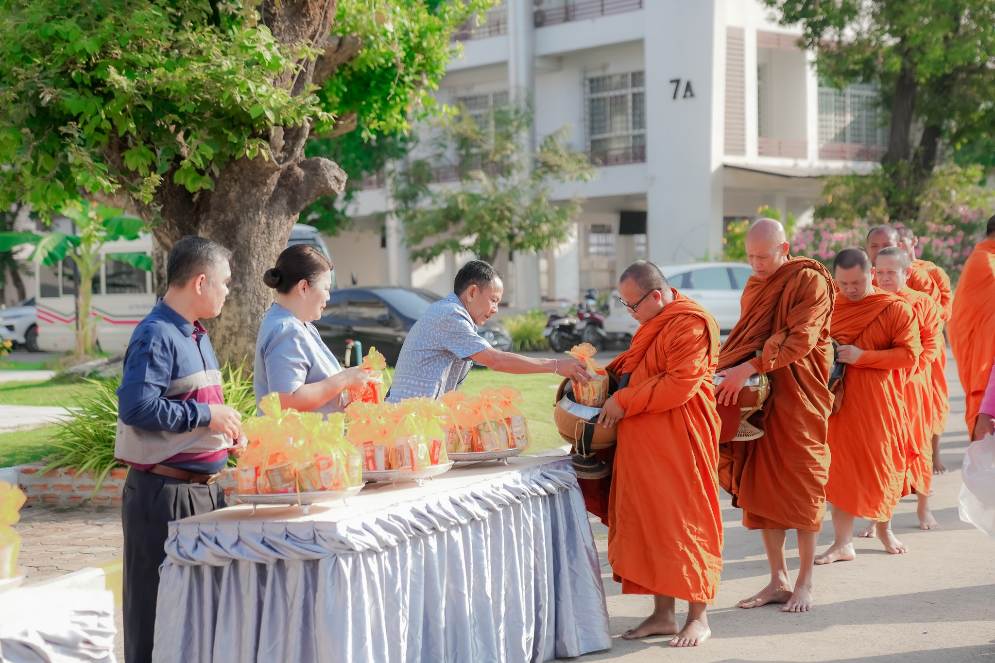 วันที่ ๑๔ ก.พ. ๖๗ รศ.ธรรมรักษ์ ละอองนวล รักษาราชการแทนอธิการบดี เป็นประธานพิธีทำบุญตักบาตร เนื่องในโอกาสครบรอบ ๓๒ ปี วันพระราชทานนาม ?ราชภัฏ? วันที่ ๑๔ กุมภาพันธ์ ๒๕๖๗ โดย รศ.ดร.ประนอม คำผา คณบดีคณะบริหารธุรกิจและการจัดการ พร้อมด้วยผู้บริหาร คณาจารย์ เข้