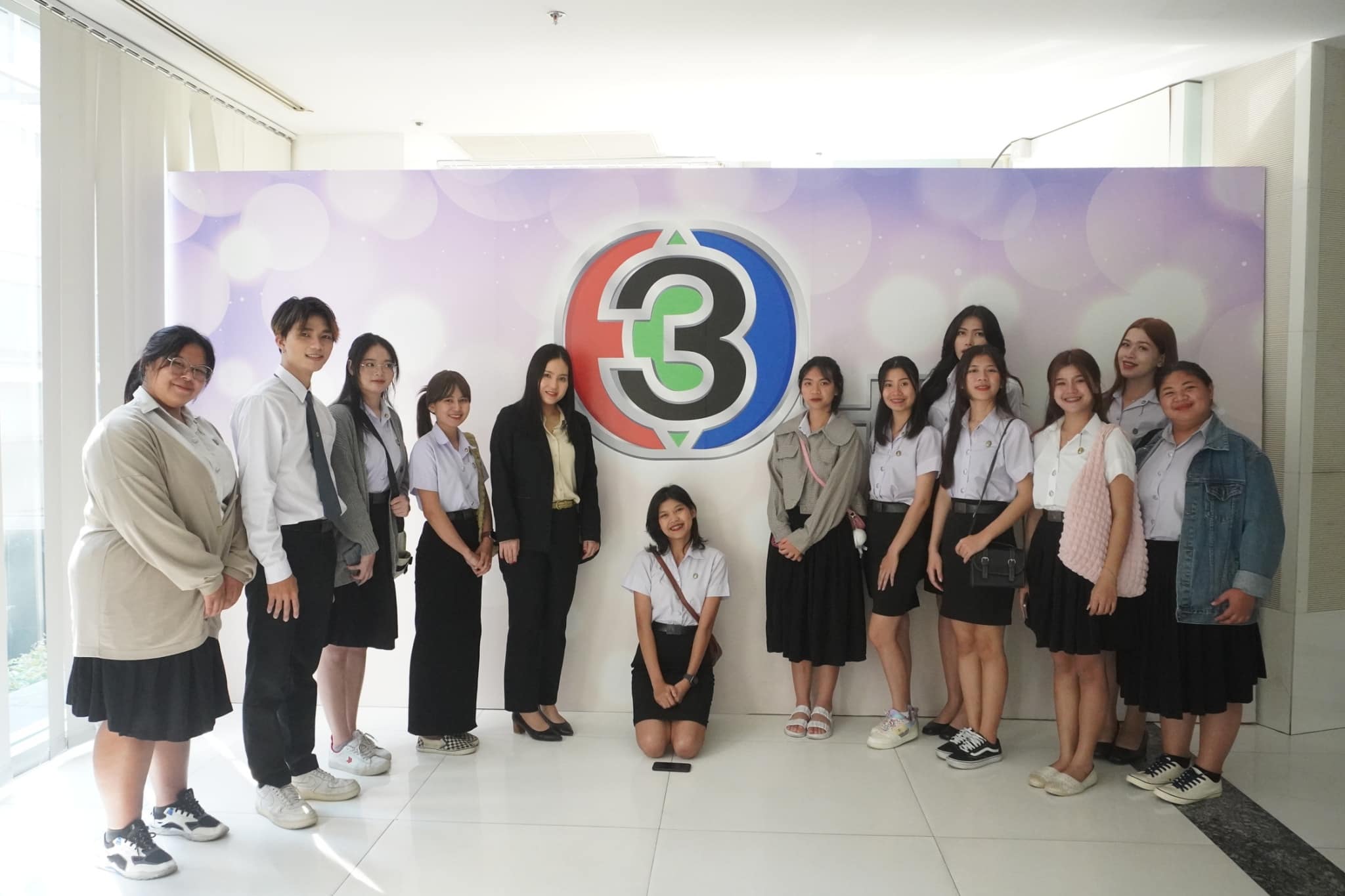 นักศึกษาสาขาวิชานิเทศศาสตร์ คณะบริหารธุรกิจและการจัดการ ใหาวิทยาลัยราชภัฏอุบลราชธานี ศึกษาดูงาน ณ สถานีโทรทัศน์ไทยทีวีสีช่อง 3 อาคารมาลีนนท์ กรุงเทพมหานคร ในรายการข่าวสามสี 28 กุมภาพันธ์ 2567