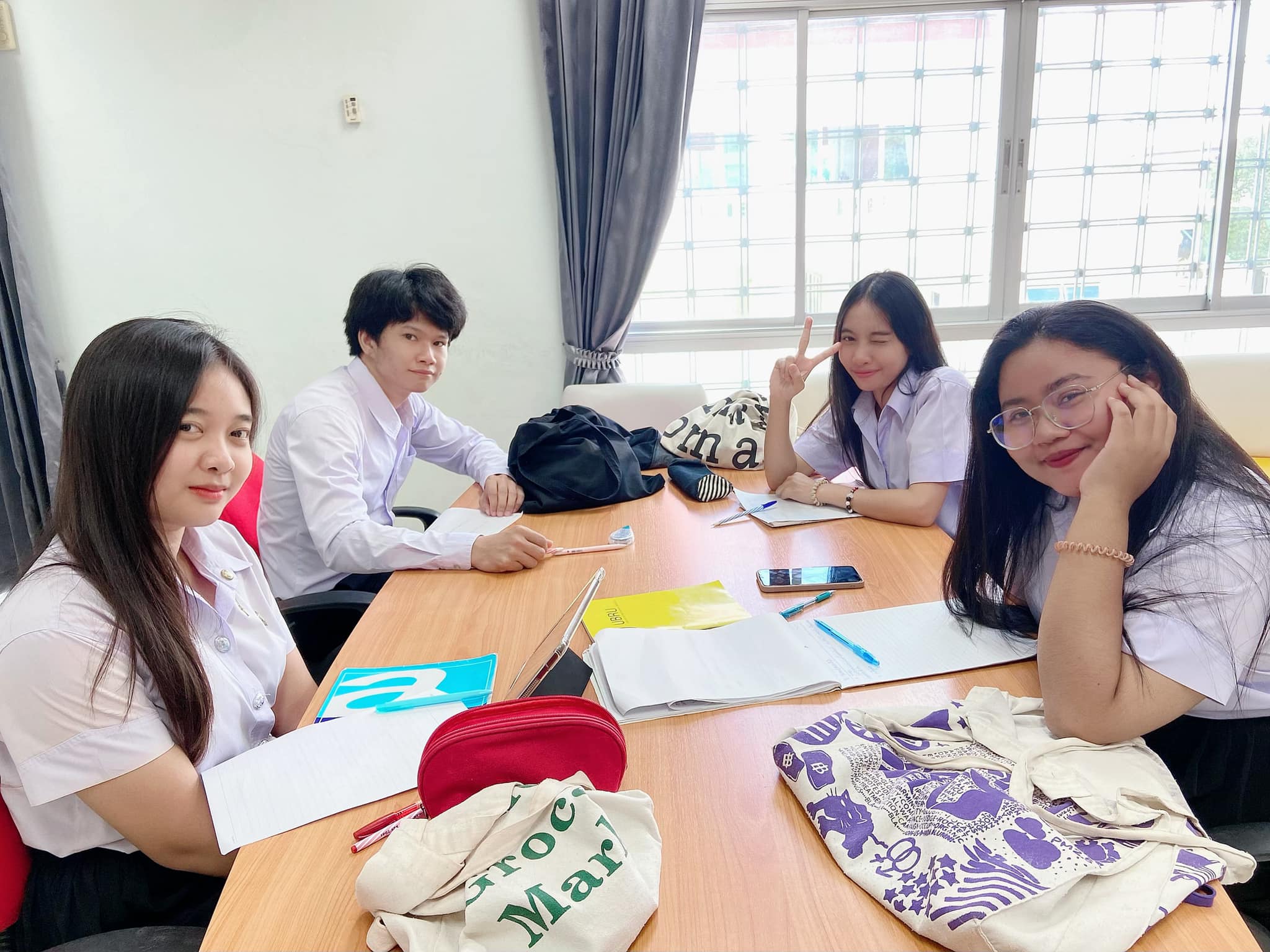 อ่านหนังสือจะได้ความรู้ แต่อ่านใจเราดูอะจะได้ความรัก สอบวันที่ 4 แล้ว ห้องสมุดเรายังคึกคักทุกวันเล๊ยยยย พรุ่งนี้สอบวันสุดท้าย อย่าลืมแวะมานั่งอ่านหนังสือด้วยกันน๊าาาาาา สอบปลายภาคของนักศึกษามหาวิทยาลัยราชภัฏอุบลราชธานี อ่านหนังสือจะได้ความรู้ แต่อ่านใจเ