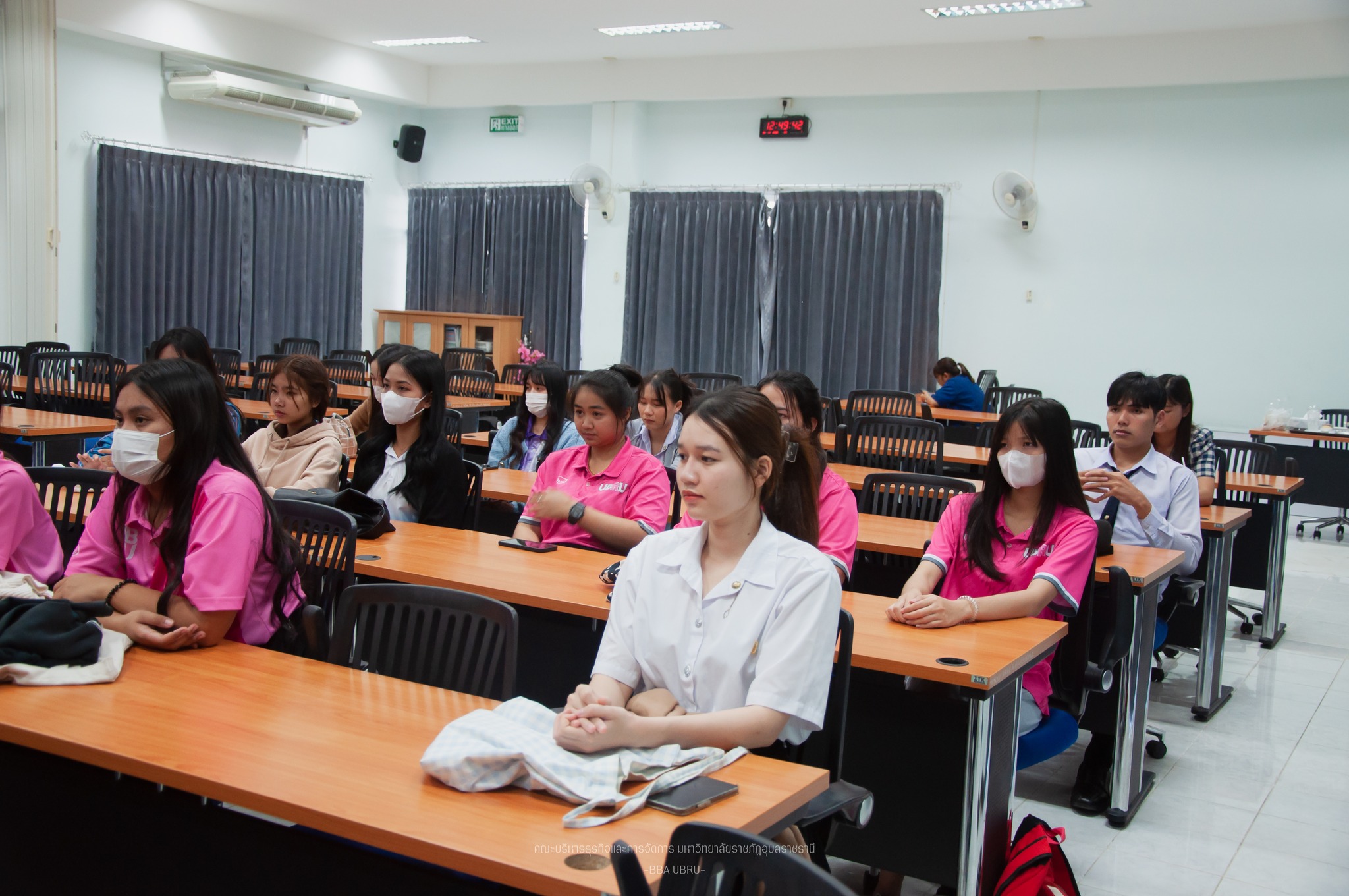 วันที่ 24 พ.ย. 66 คณะบริหารธุรกิจและการจัดการ มหาวิทยาลัยราชภัฏอุบลราชธานี จัดกิจกรรมอบรมพัฒนาศักยภาพนักศึกษาสู่อาชีพเป้าหมาย กับการทำงานกับสถานประกอบการชั้นนำ วิทยากรโดย คุณไชโย เลิศอริยกุล