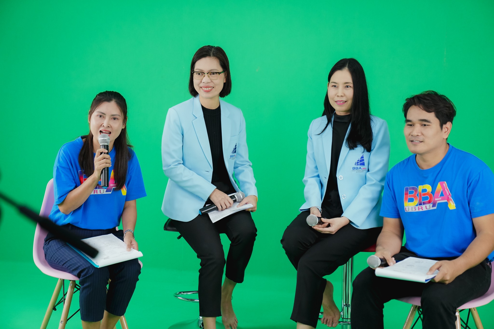 วันที่ 18 ต.ค. 66 ผศ.ดร.ประไพพิศ เลียบสื่อตระกูล รองคณบดีฝ่ายวิชาการ และ ผศ.วันวิสา มากดี รองคณบดีฝ่ายพัฒนานักศึกษา พร้อมด้วยคณาจารย์ บุคลากร และนักศึกษา คณะบริหารธุรกิจและการจัดการ ร่วมกิจกรรม Live สด แนะแนวการเข้าศึกษา ปี 2567