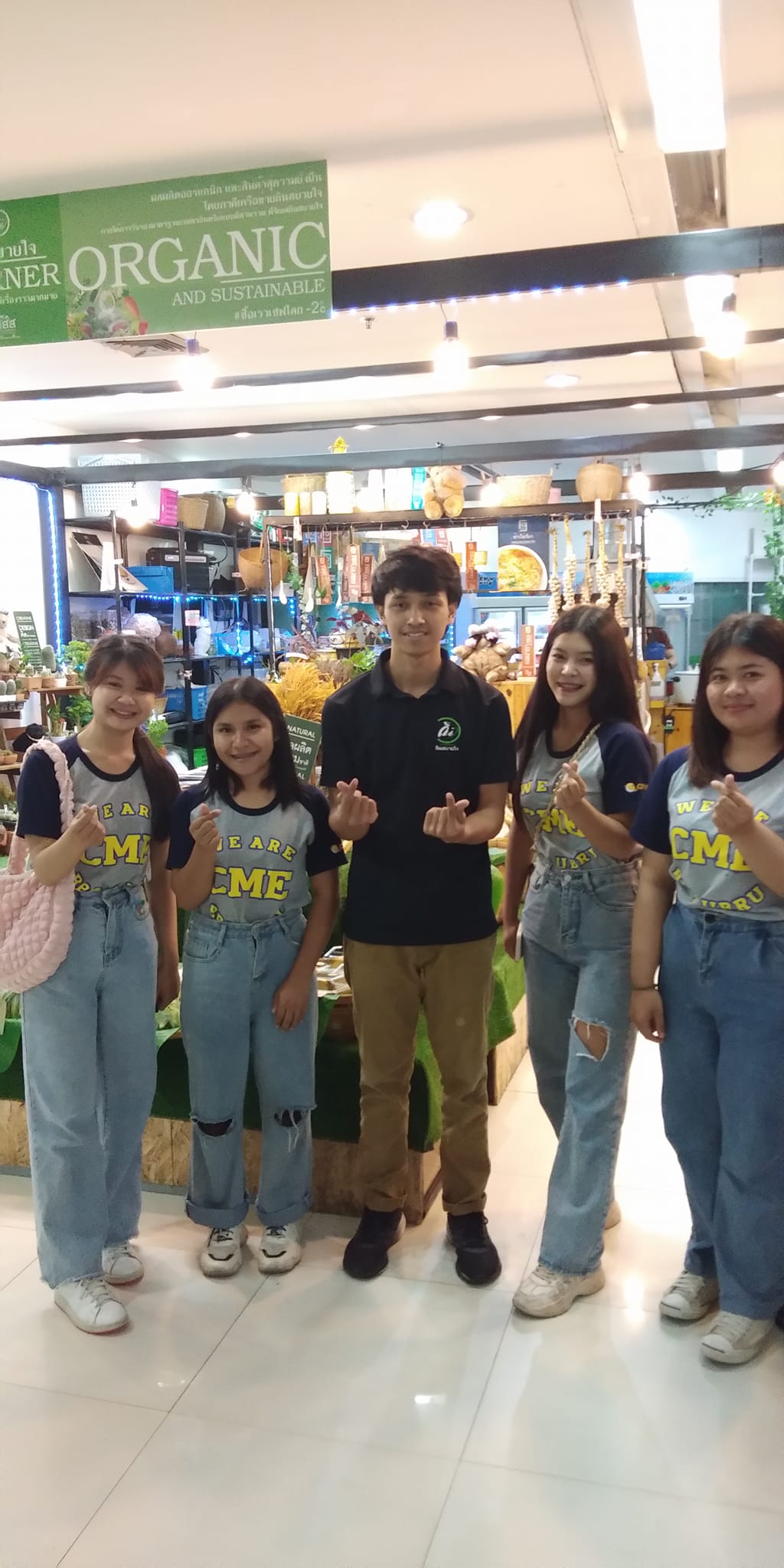 CME เราพร้อมให้นักศึกษาฝึกปฏิบัติจริง ทดสอบการนำสินค้าออกสู่ตลาดจริง พร้อมให้นักศึกษาได้เรียนรู้นอกห้องเรียนกับผู้ประกอบการตัวจริง กว่าจะได้ 1 ผลิตภัณฑ์ใหม่ที่พร้อมส่งมอบคุณค่าที่ดีให้ลูกค้า อาหารปลอดภัย อาหารท้องถิ่น