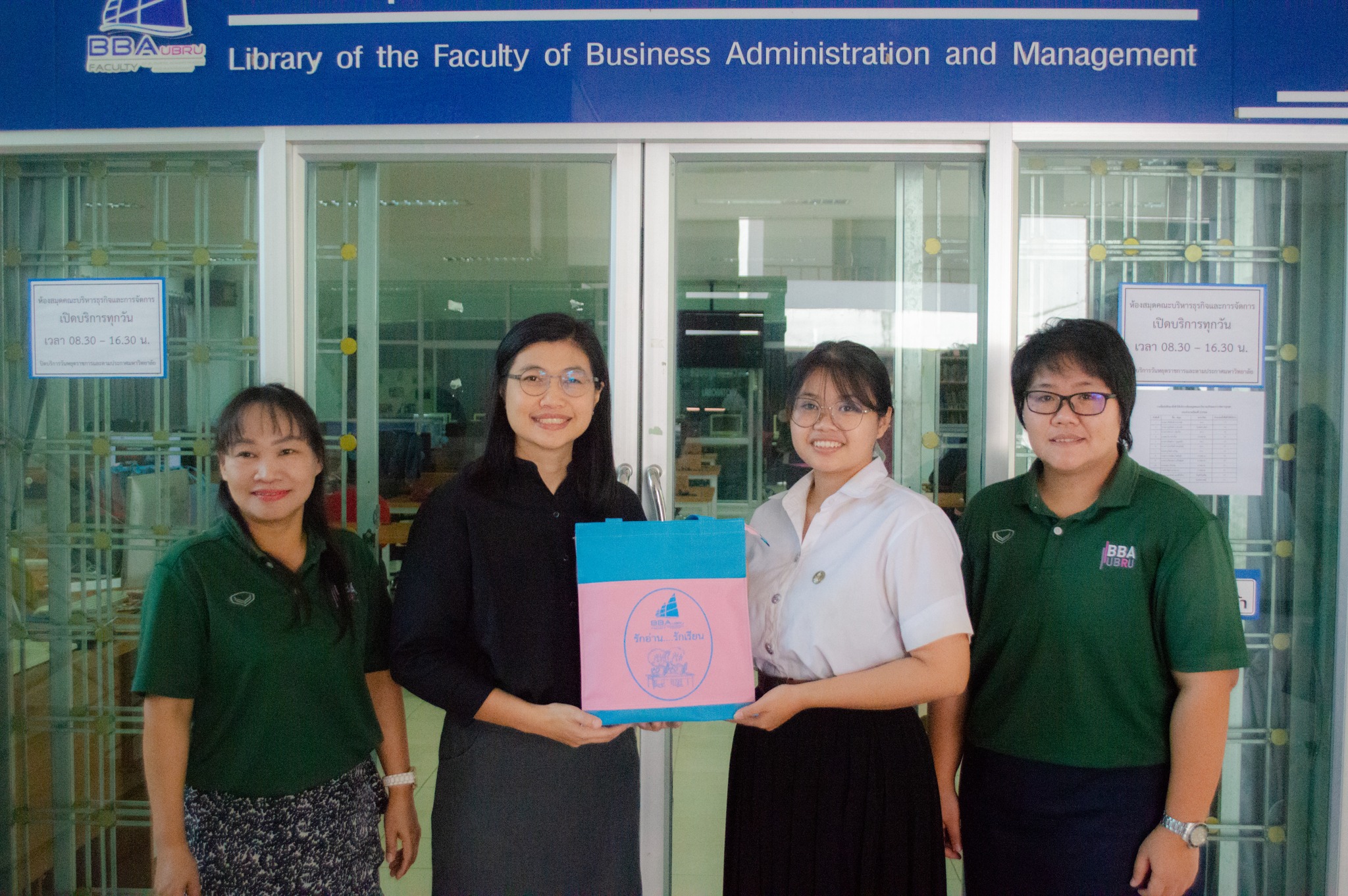 วันพุธที่ 28 กุมภาพันธ์ 2567 ผู้ช่วยศาสตราจารย์ ดร.ฐิติพร อุ่นใจ รองคณบดีฝ่ายวิชาการ ให้เกียรติมอบรางวัลให้กับนักศึกษา ที่มีสถิติการเข้าใช้บริการห้องสมุดคณะบริหารธุรกิจและการจัดการสูงสุด ประจำภาคเรียนที่ 2/2566 ใน