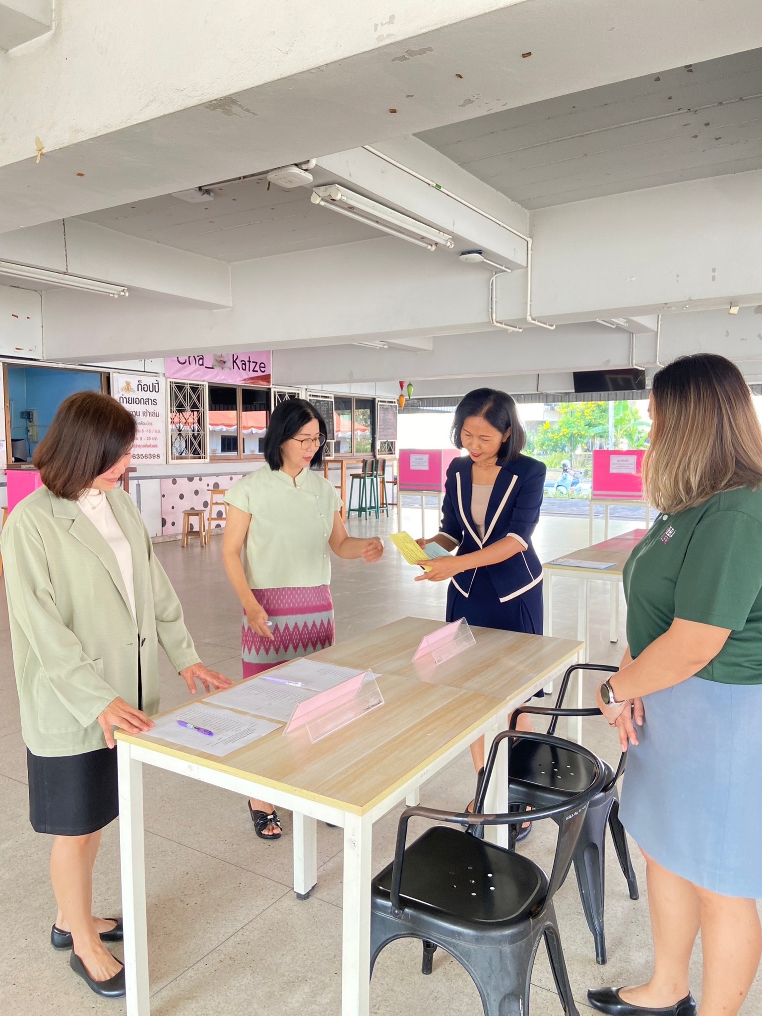 วันพุธที่ 21 กุมภาพันธ์ 2567 เวลา 09.00 - 12.00 น. รองศาสตราจารย์ ดร.ประนอม คำผา คณบดีคณะบริหารธุรกิจและการจัดการ ประธานคณะกรรมการสรรหากรรมการประจำคณะ ประเภทผู้แทนคณาจารย์ พร้อมด้วยคณะกรรมการสรรหา ฯ ดำเนินการจัดการเลือกตั้งผู้สมควรดำรงตำแหน่งกรรมการประจำค