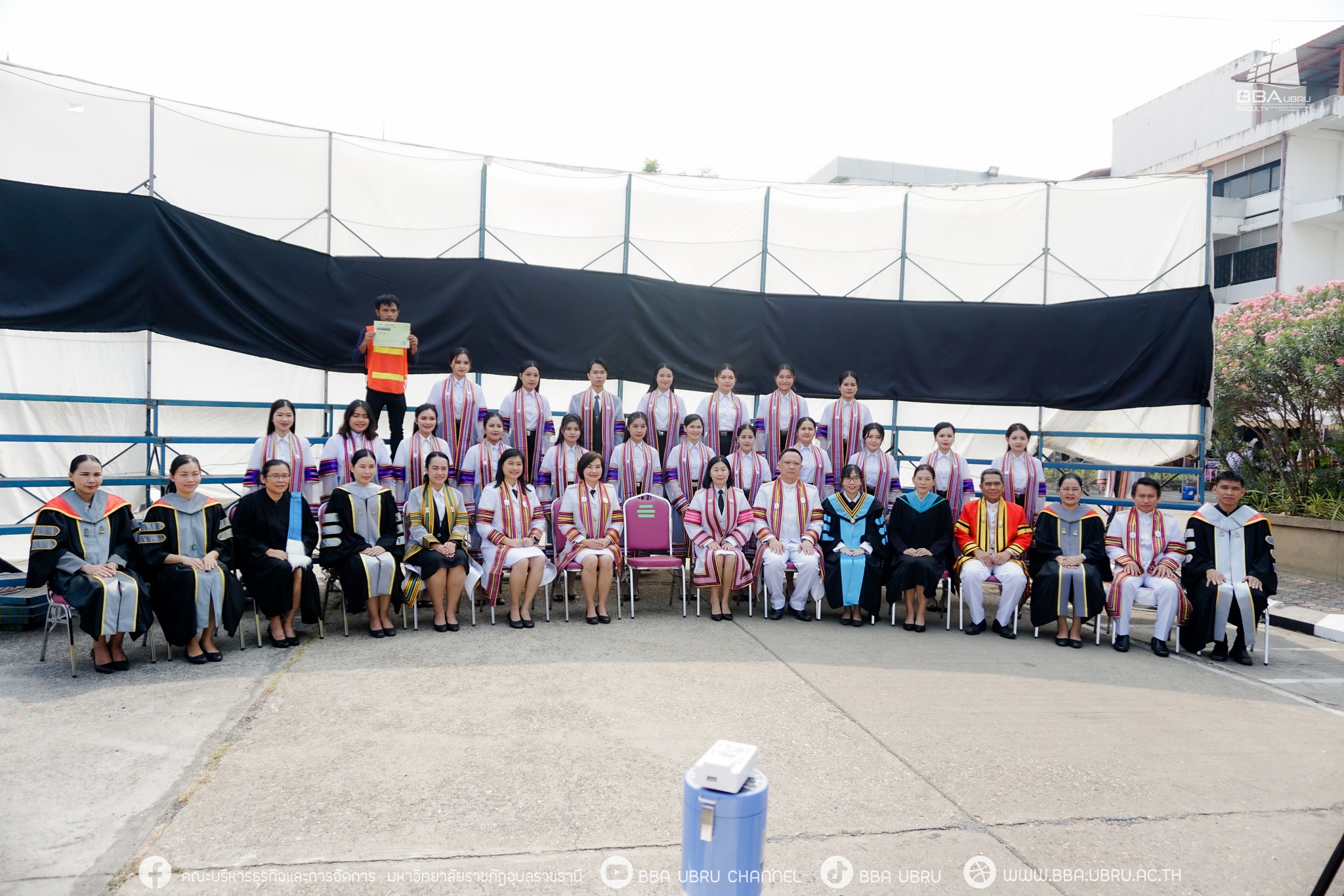 วันที่ 23 มี.ค. 67 รศ.ดร.ประนอม คำผา คณบดีคณะบริหารธุรกิจและการจัดการ พร้อมด้วยผู้บริหาร คณาจารย์ และบุคลากรร่วมถ่ายภาพหมู่เรียนบัณฑิต คณะบริหารธุรกิจและการจัดการ มหาวิทยาลัยราชภัฏอุบลราชธานี ณ หอประชุมไพรพะยอม มหาวิทยาลัยราชภัฏอุบลราชธานี