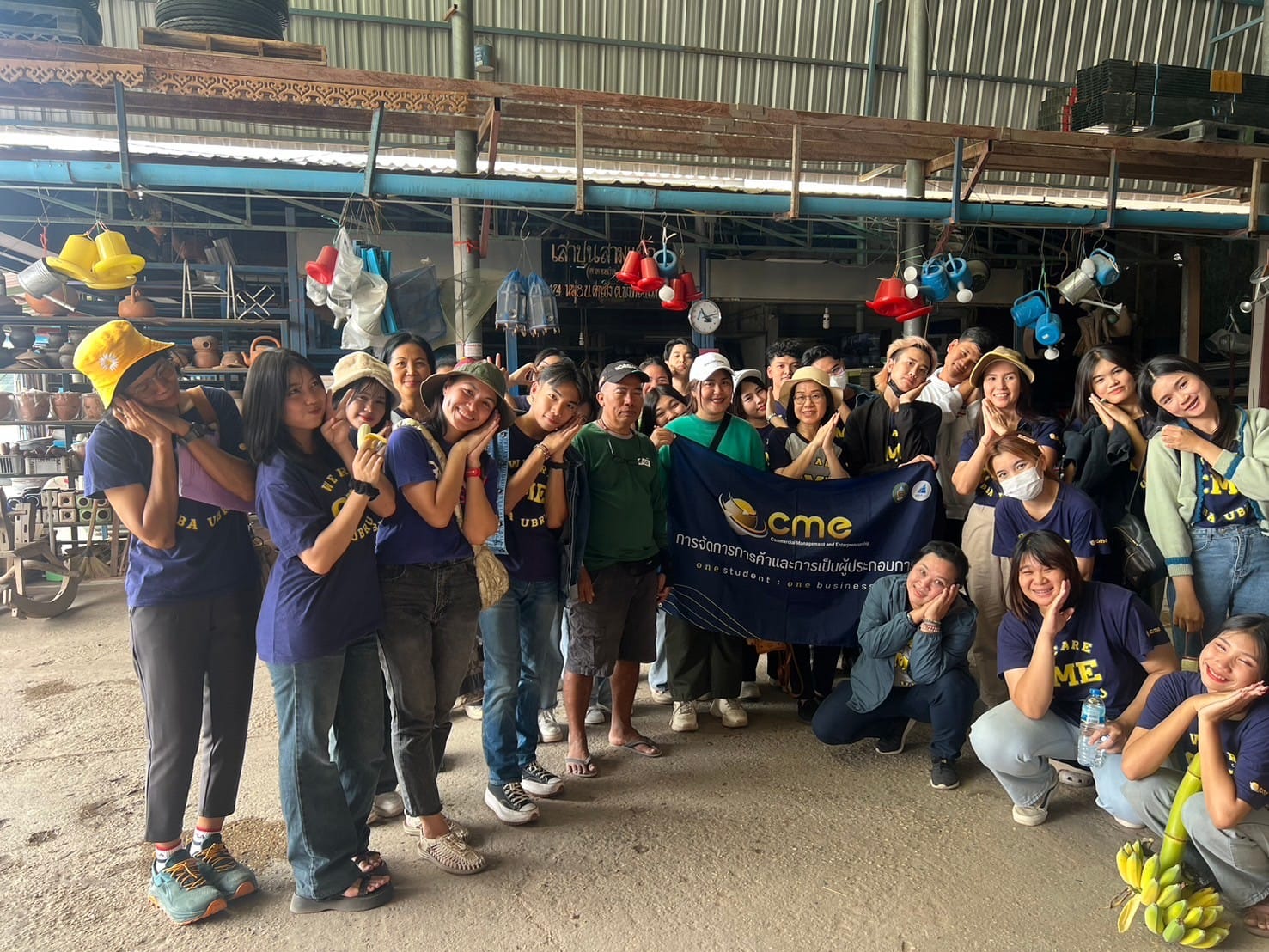 กิจกรรมการพัฒนาศักยภาพของผู้ประกอบการชุมชนเชิงสร้างสรรค์ ณ อำเภอเขมราฐ จ.อุบลราชธานี ในวันที่ 20 กุมภาพันธ์ 2567 คุณเกียรติศักดิ์ กาเผือกงาม และคุณบุญเพ็ง กาเผือกงาม เจ้าของธุรกิจ เสาปูนสามแยก สาขานาเจริญ กล่าวว่า