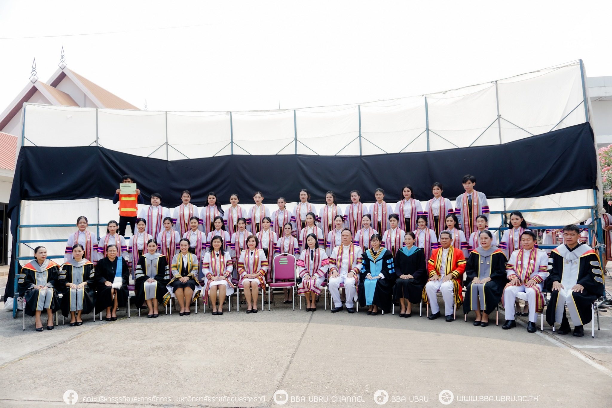 วันที่ 23 มี.ค. 67 รศ.ดร.ประนอม คำผา คณบดีคณะบริหารธุรกิจและการจัดการ พร้อมด้วยผู้บริหาร คณาจารย์ และบุคลากรร่วมถ่ายภาพหมู่เรียนบัณฑิต คณะบริหารธุรกิจและการจัดการ มหาวิทยาลัยราชภัฏอุบลราชธานี ณ หอประชุมไพรพะยอม มหาวิทยาลัยราชภัฏอุบลราชธานี
