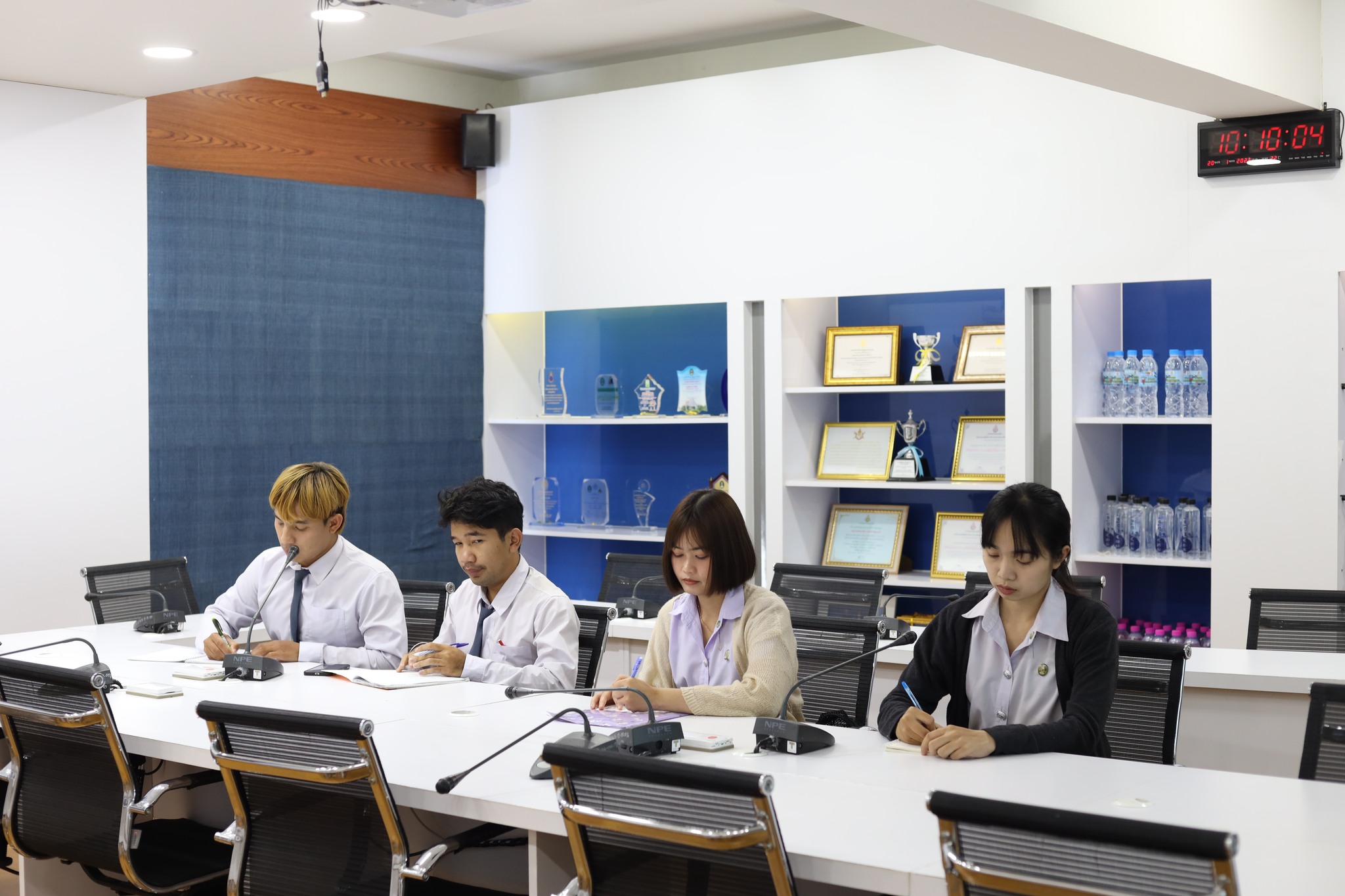 พบปะแลกเปลี่ยนความคิดเห็นและข้อเสนอแนะในการปฏิบัติหน้าที่แก่นักศึกษาทุนช่วยงานคณะฯ