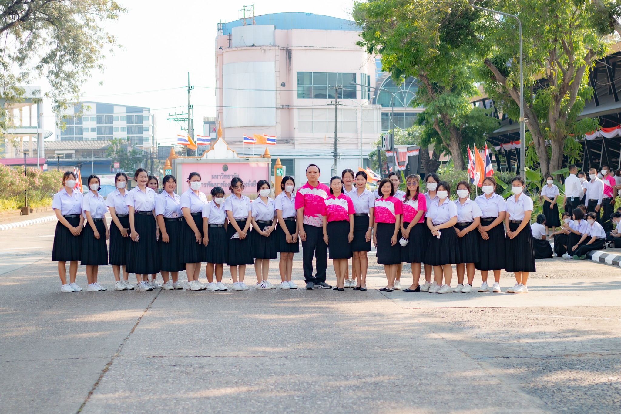 วันที่ 22 ก.พ. 67 รองศาสตราจารย์ ดร.ประนอม คำผา คณบดีคณะบริหารธุรกิจและการจัดการ พร้อมด้วยผู้บริหาร คณาจารย์และนักศึกษา เข้าร่วมส่งเสด็จ สมเด็จพระเจ้าลูกเธอ เจ้าฟ้าสิริวัณณวรี นารีรัตนราชกัญญา เสด็จทอดพระเนตรนิทรรศการ การจัดงานแสดงผลิตภัณฑ์ผ้าไทย และงานหั