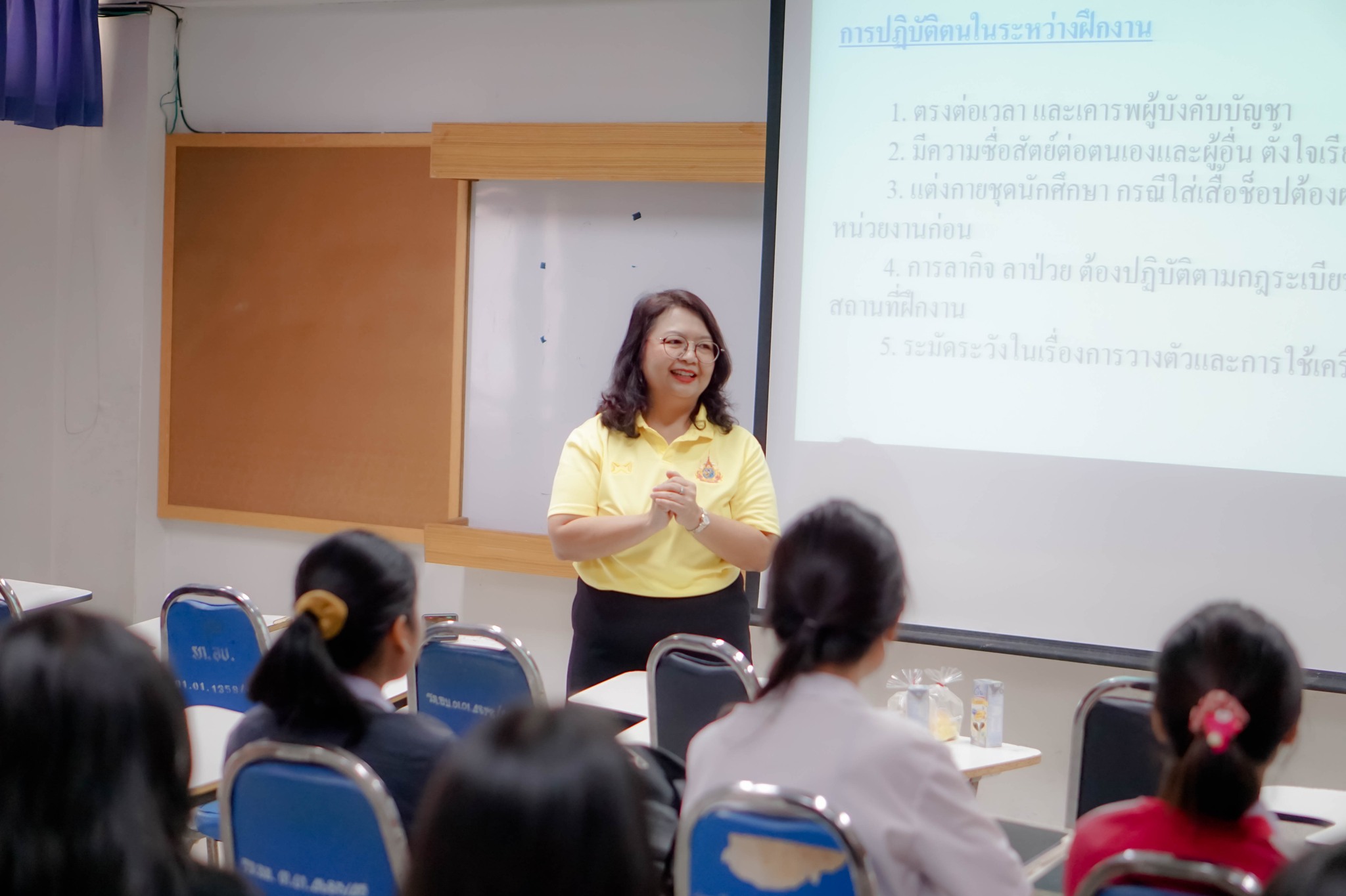 วันที่ 18 มี.ค. 67 รศ.ดร.ประนอม คำผา คณบดีคณะบริหารธุรกิจและการจัดการ พร้อมด้วยผู้บริหาร คณาจารย์ ร่วมปฐมนิเทศการฝึกประสบการณ์วิชาชีพ ภาคเรียนที่ 3/2566 โดยอาจารย์ประจำสายนิเทศชี้แจงการออกฝึกประสบการณ์วิชาชีพให้แก่นักศึกษาในเรื่องต่างๆ เช่น การเข้างาน การ