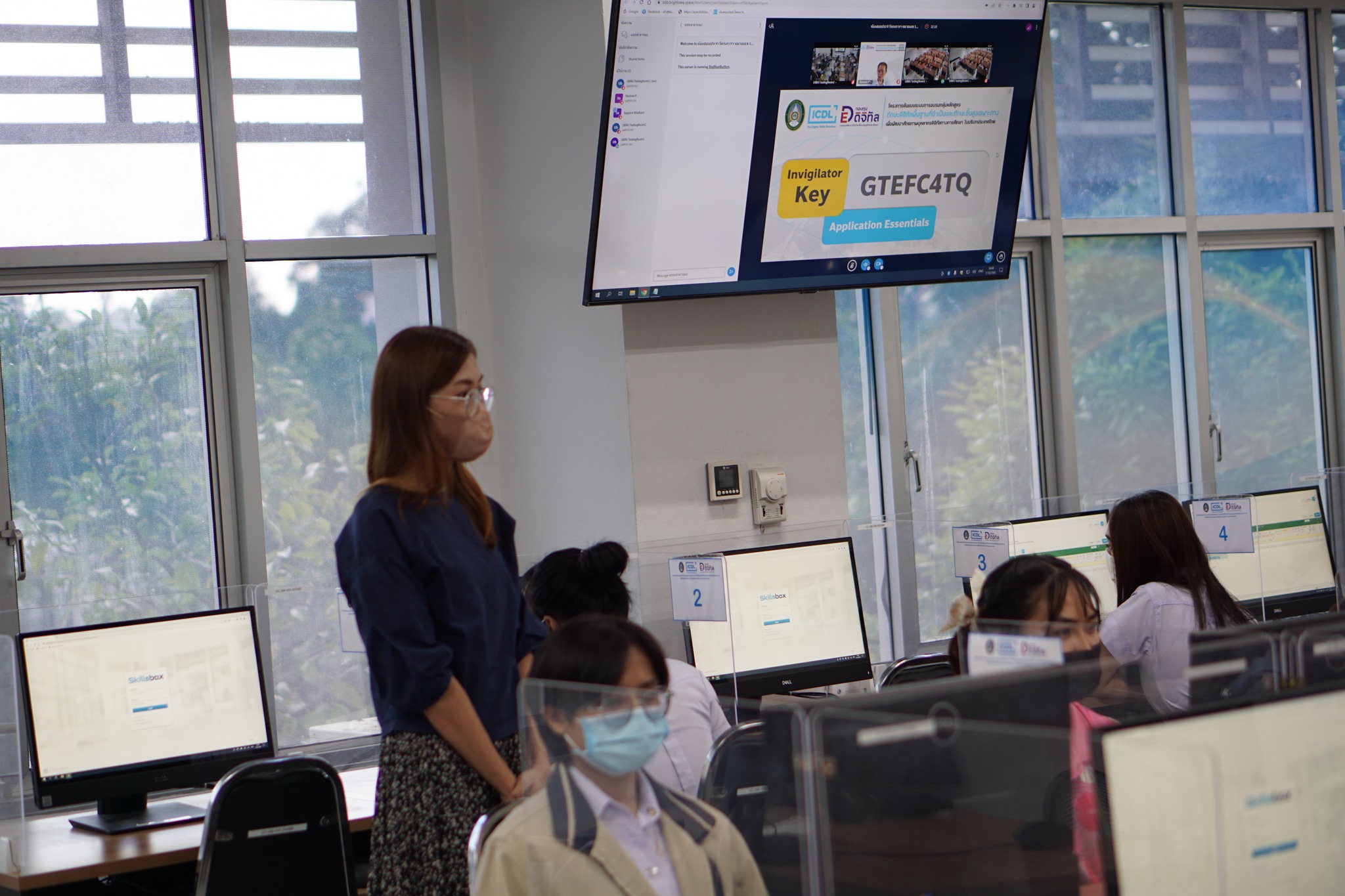 วันที่ 6-7 ต.ค 65 ณ ห้องเรียนอัจฉริยะ และห้องศูนย์ทดสอบอัจฉริยะ อาคารศูนย์ภาษาและคอมพิวเตอร์ มหาวิทยาลัยราชภัฏอุบลราชธานี:เพิ่มศักยภาพของนักศึกษา