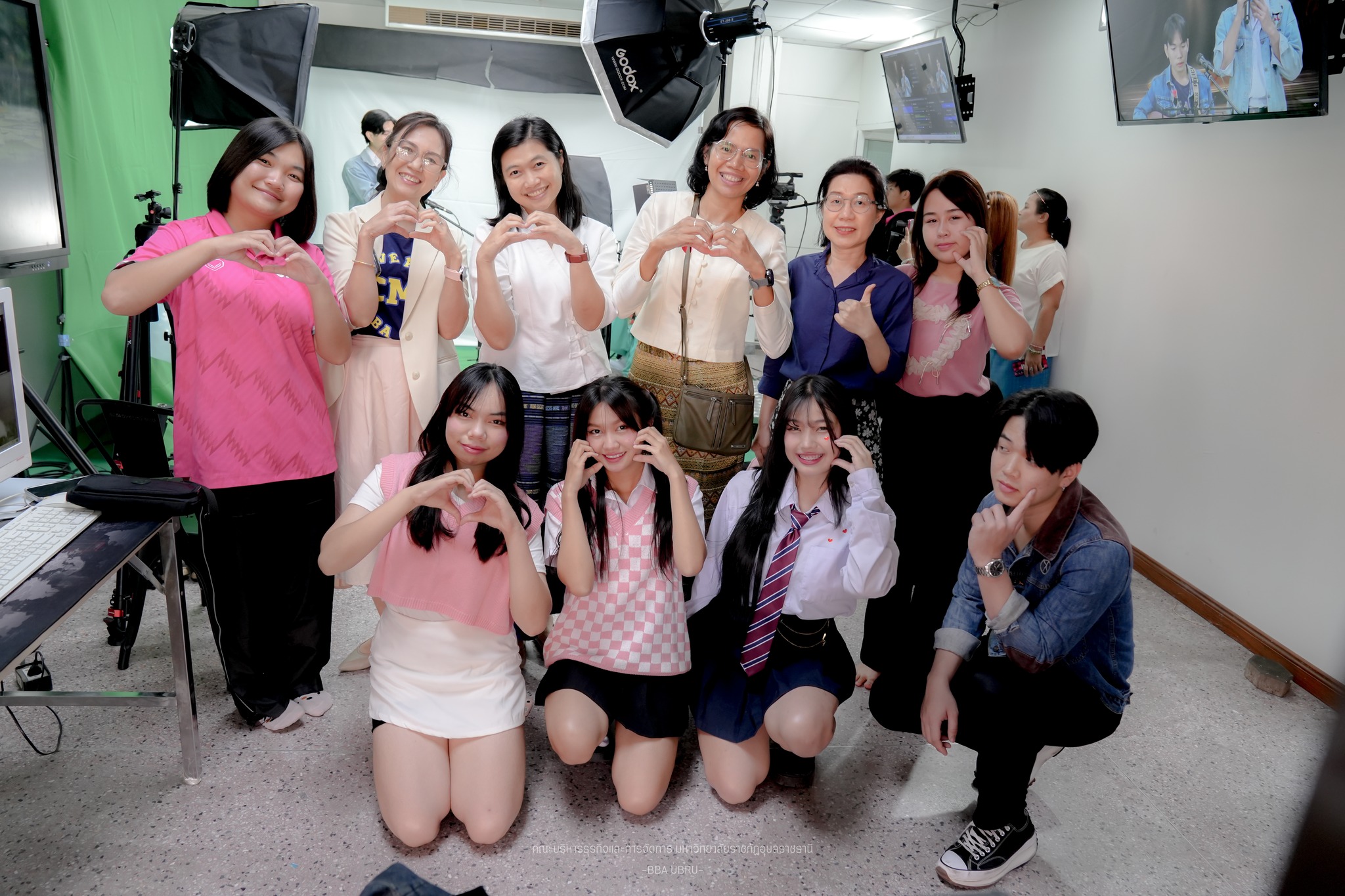 วันที่ 13 ก.พ. 67 สาขาวิชาการจัดการการค้าและการเป็นผู้ประกอบการ คณะบริหารธุรกิจและการจัดการ มหาวิทยาลัยราชภัฏอุบลราชธานี โดย ผศ.ดร.วลัยพร สุขปลั่ง ประธานกรรมการบริหารหลักสูตร พร้อมด้วยคณาจารย์และนักศึกษา จัดกิจกรรมไลฟ์สด CME Valentine?s Day แนะนำสาขาพร้อม